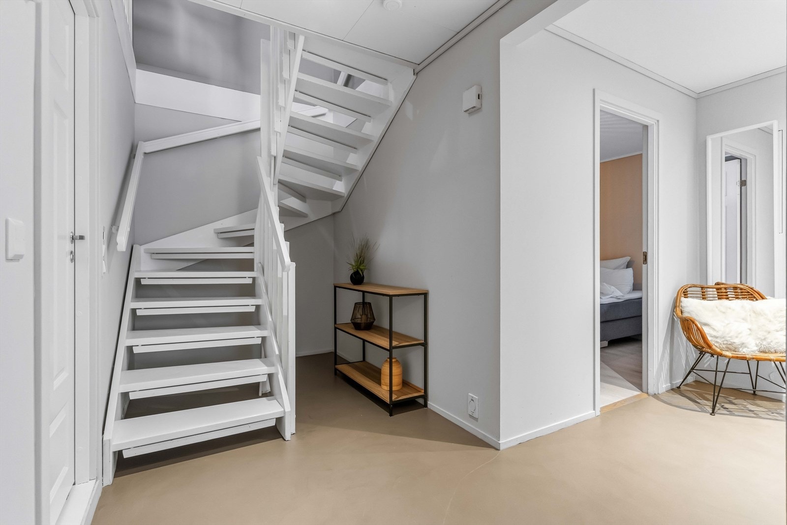 Boligens underetasje byr på en praktisk og funksjonell planløsning med god romutnyttelse. Galleribilde