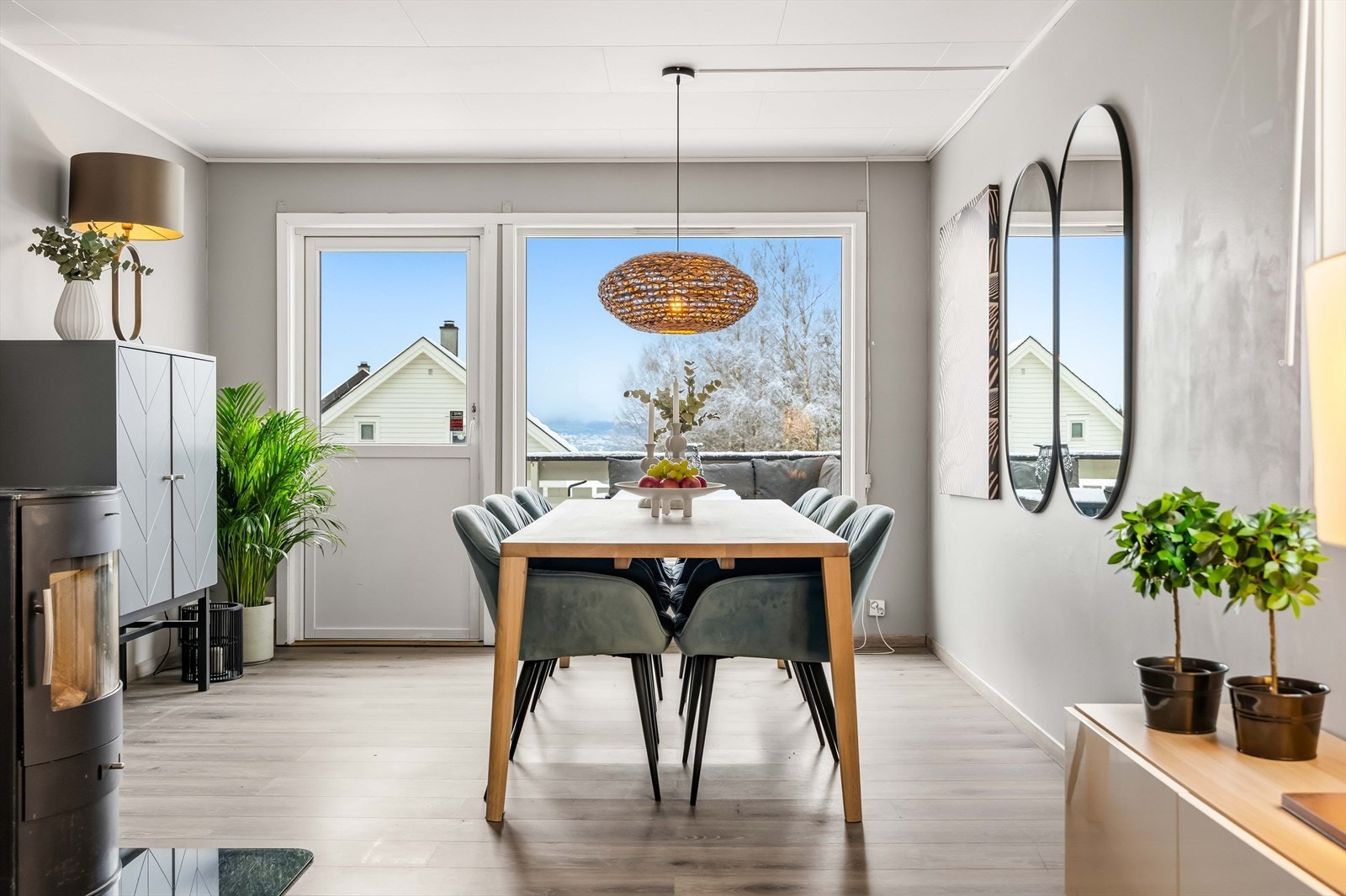 DNB Eiendom v/ Veronica Melsnes har gleden av å presentere Hattemakerlia 10B! Det er store vindusflater som gir rikelig med naturlis lys inn. Galleribilde