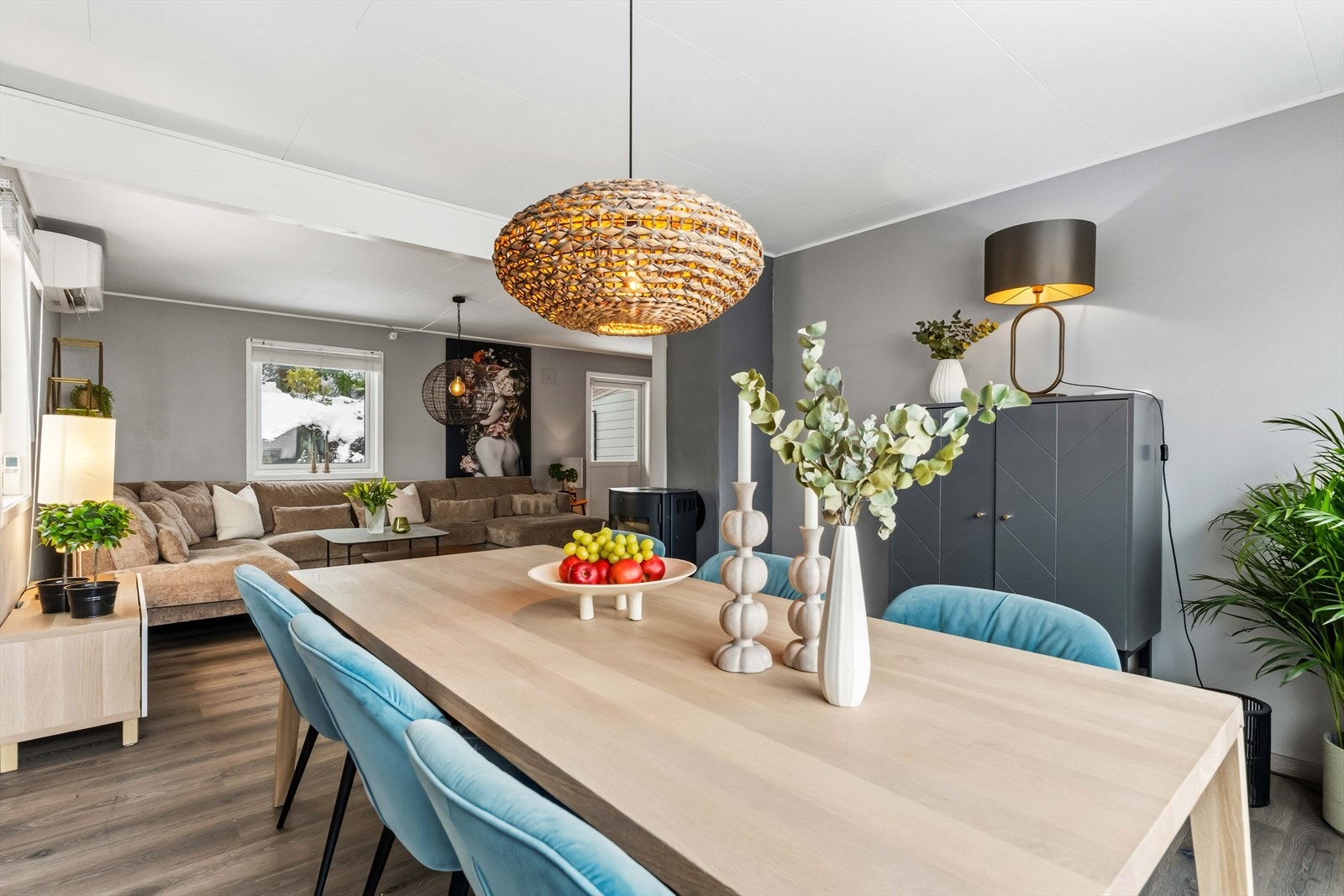 Stuen er oppgradert med malte overflater i 2021 og nytt laminat gulv. Galleribilde