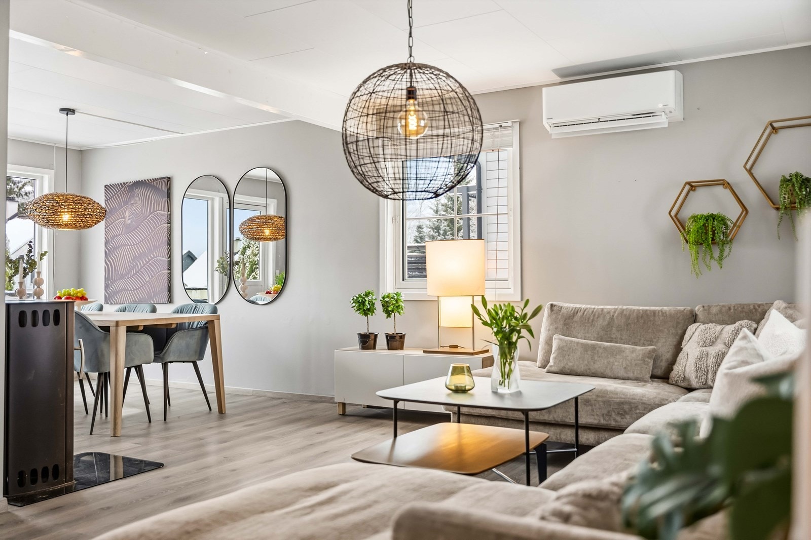 Stuen varmes opp via varmepumpe og vedovn som sørger for godt klima året rundt. Galleribilde