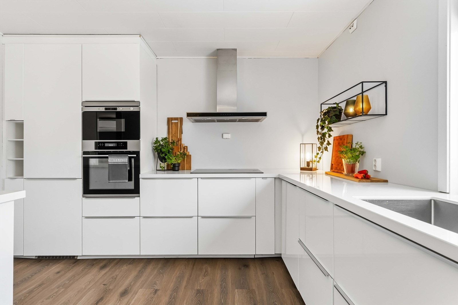 Rommet fremstår som et stort og sosialt rom med rene linjer, tidløse materialvalg og en flott arbeidsflyt. Galleribilde