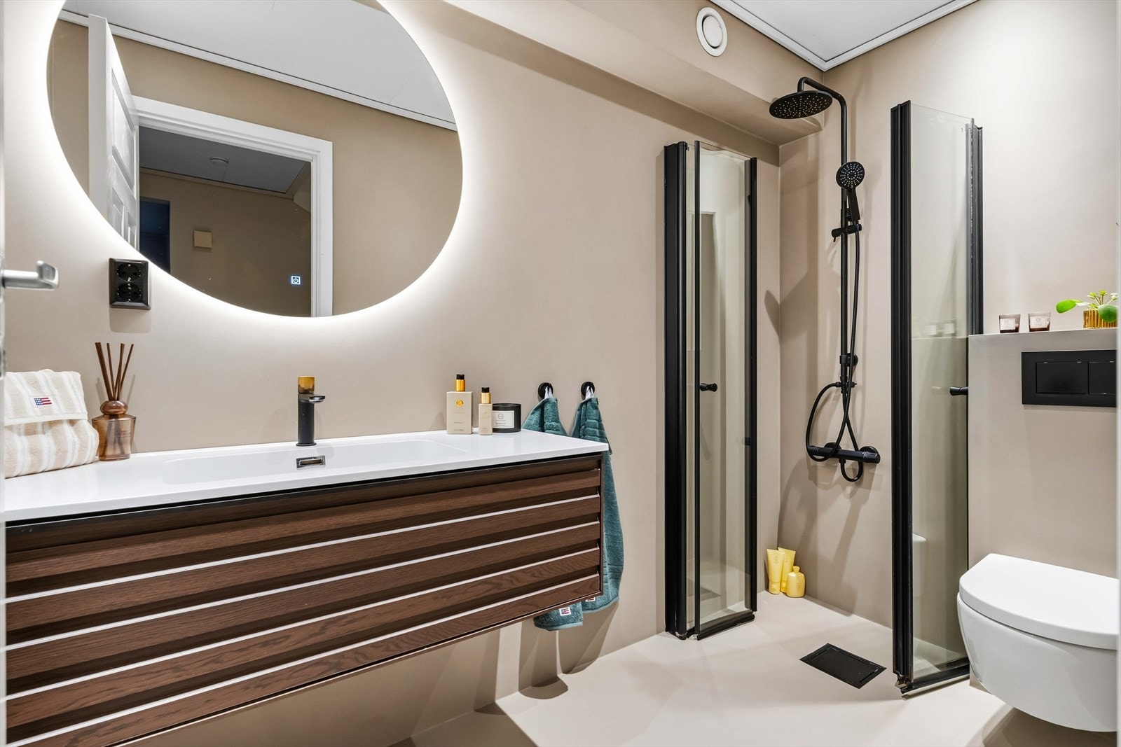 Pent og moderne bad oppgradert med mikrosement i 2023, utstyrt med dusjhjørne, vegghengt toalett og moderne innredning. Galleribilde