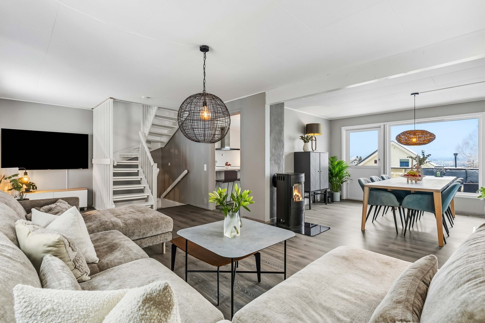 Stuen og spisestuen ligger i åpen løsning og gir god plass til både sofagruppe og stort spisebord. Galleribilde