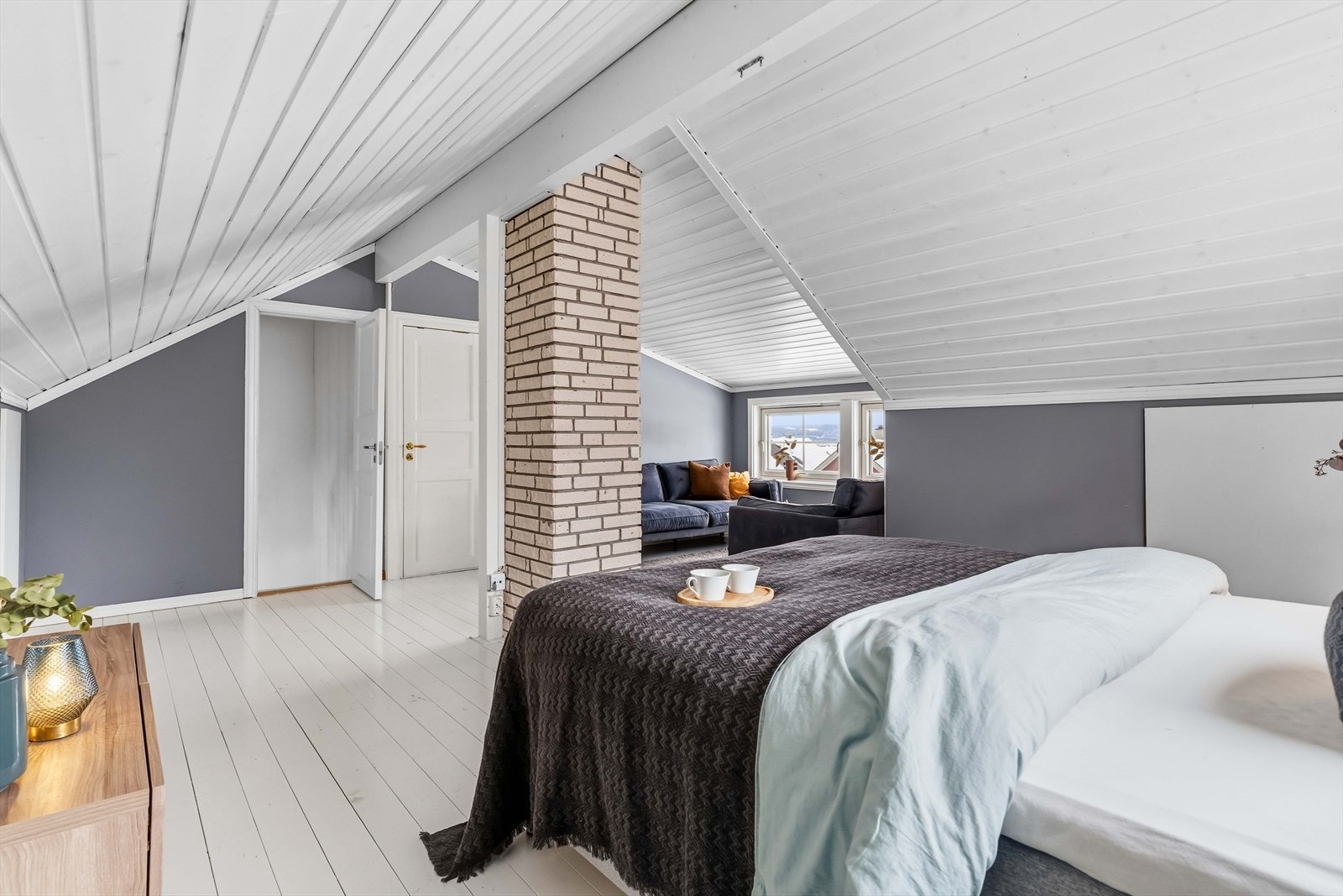 Loftet er innredet og benyttes i dag som stue/soverom, samt et flislagt bad. Loftet er per i dag ikke godkjent til varig opphold. Se mer informasjon under pkt "Ferdigattest/brukstillatelse" for mer informasjon. Galleribilde