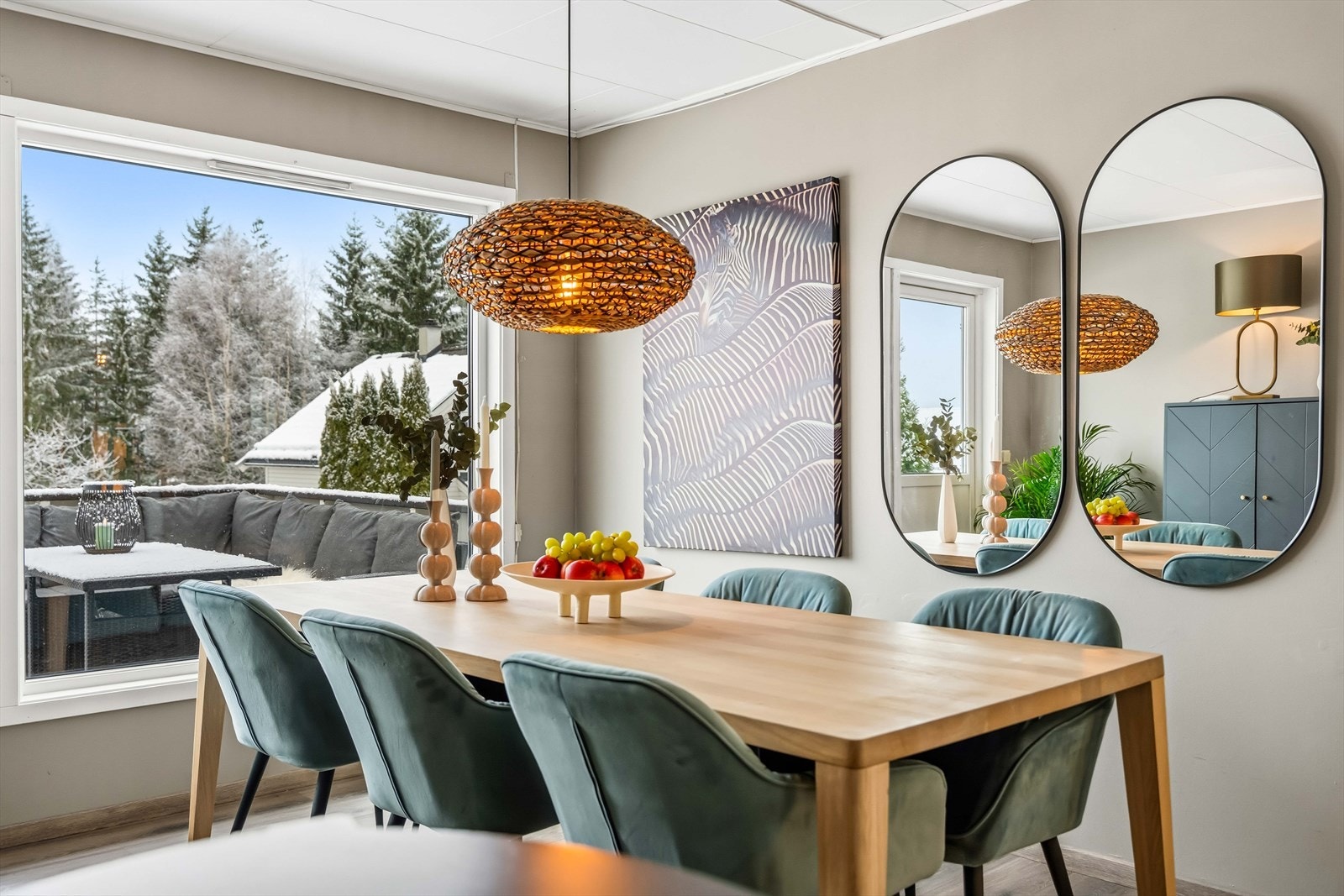 Spisestuen har god plass til et stort langbord for gjester og sosialt samvær. Galleribilde