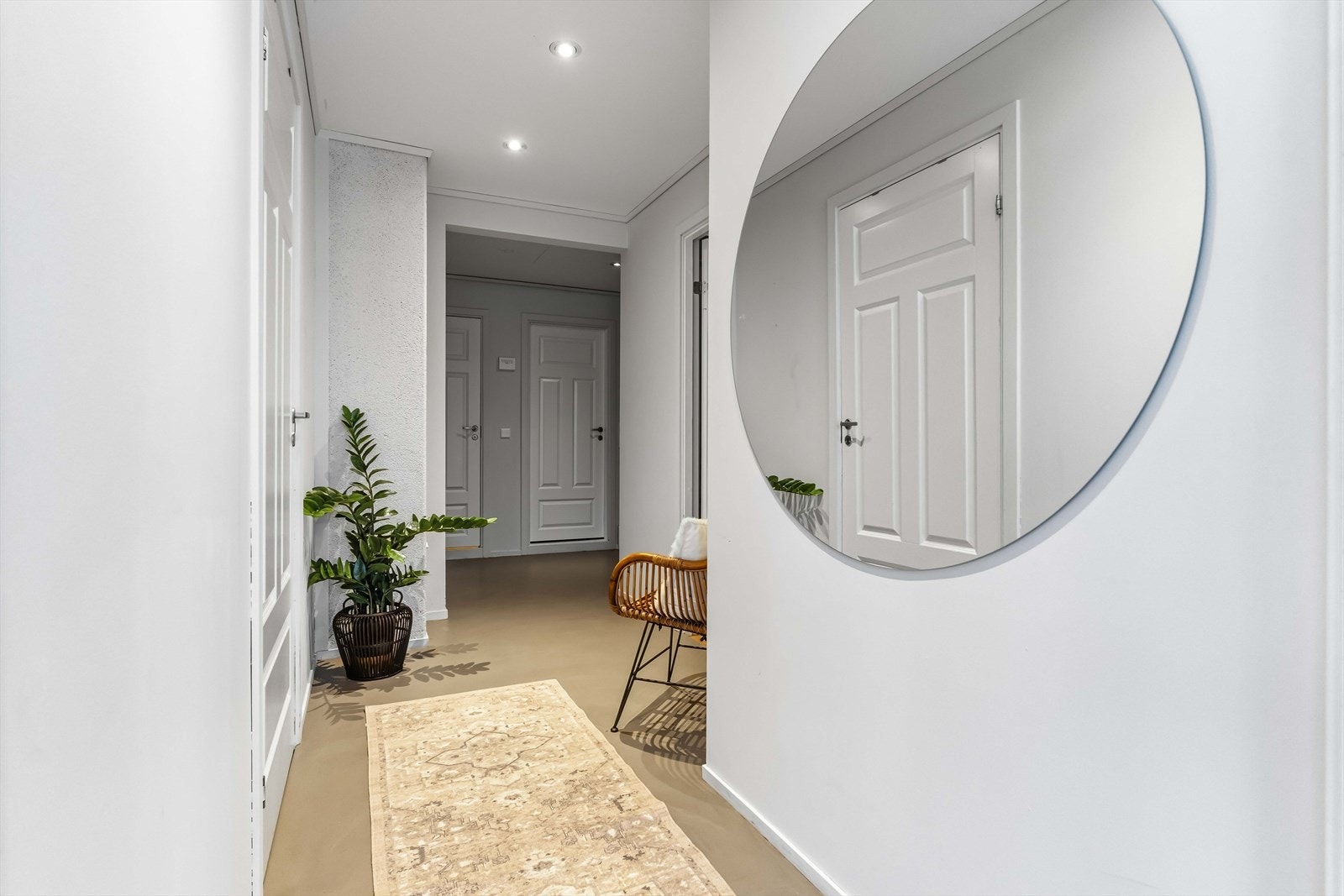 Her møtes du av en romslig entré med mikrosement på gulv og gulvvarme, som gir et moderne og slitesterkt uttrykk. Galleribilde