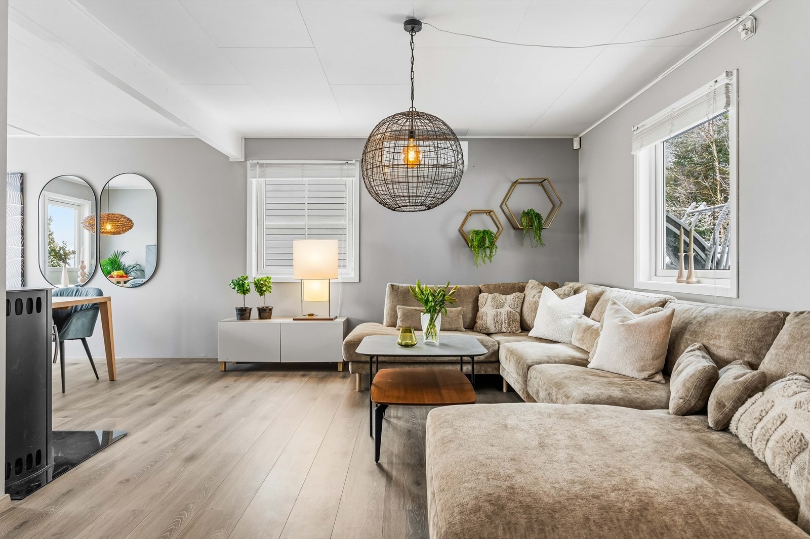 Det er plass til en romslig sofagruppe med tilhørende møbler. Galleribilde