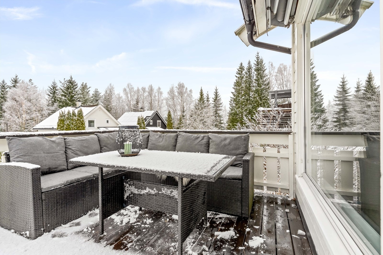 Fra spisestuen er det utgang til en av boligen uteplasser. Galleribilde