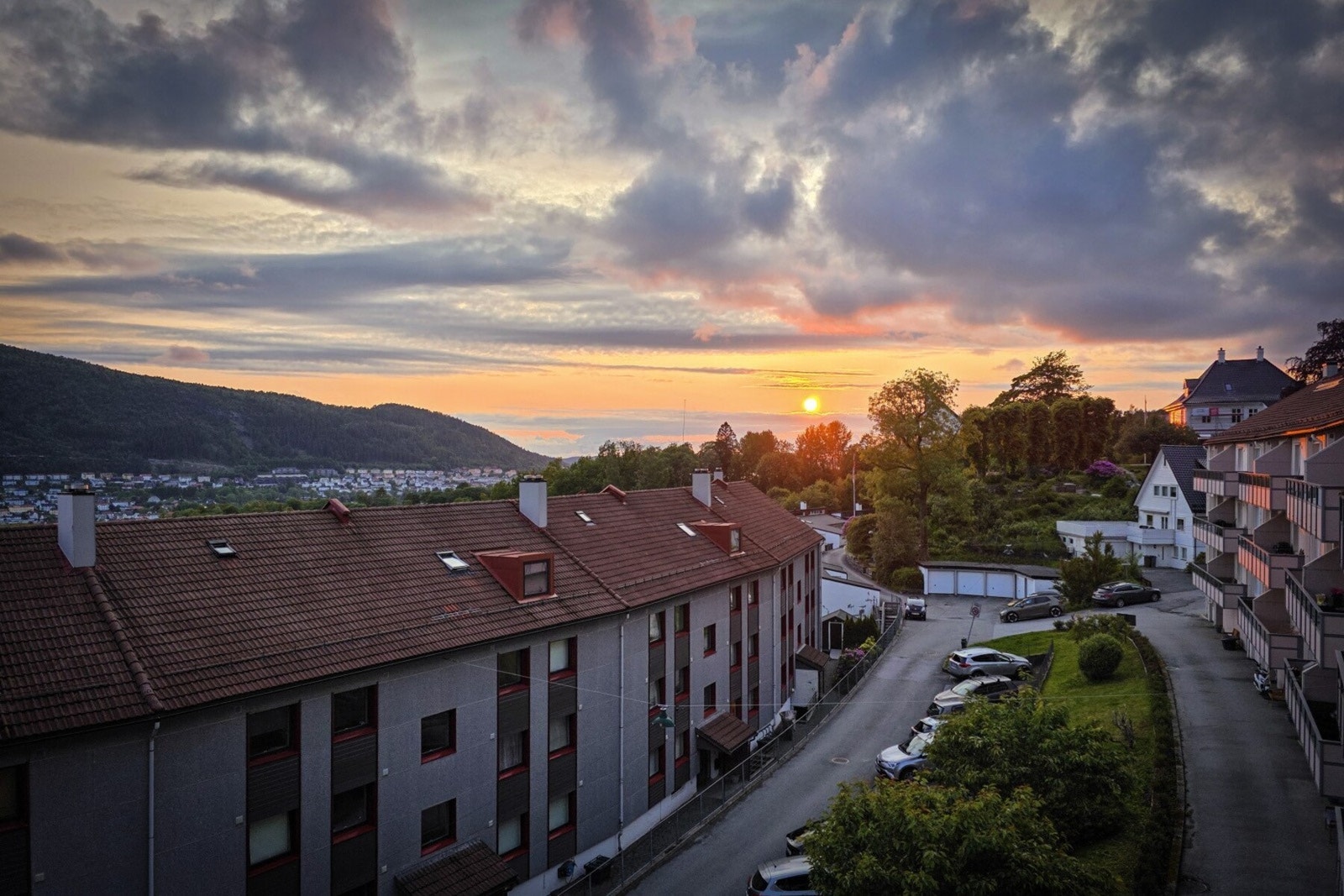 - Om sommeren kan man nyte solen til langt på kveld, dette tatt av selger ca. 22:30 midtsommers - Galleribilde