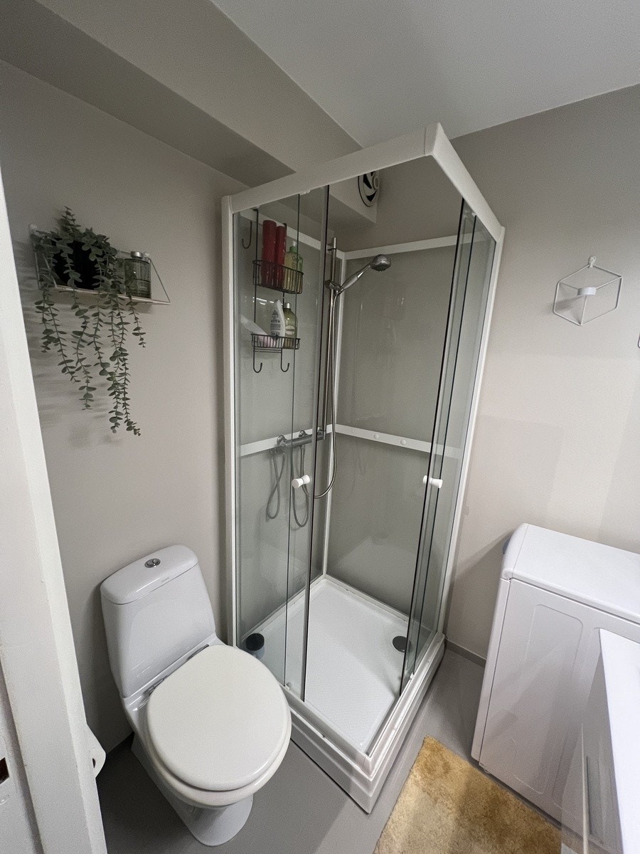 Bad med dusjkabinett Galleribilde