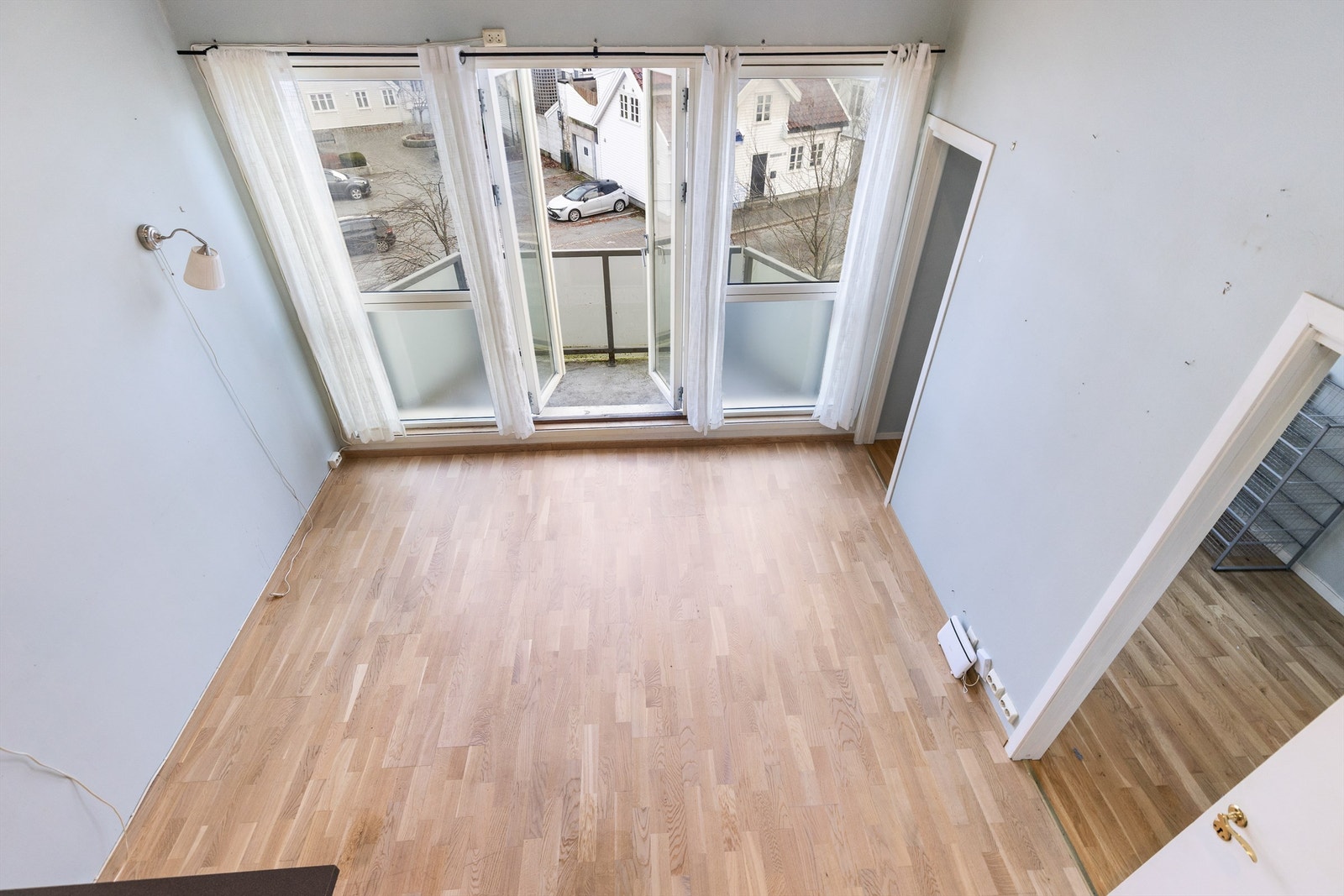 Den ekstra takhøyden gir en luftig og åpen atmosfære i leiligheten. Galleribilde