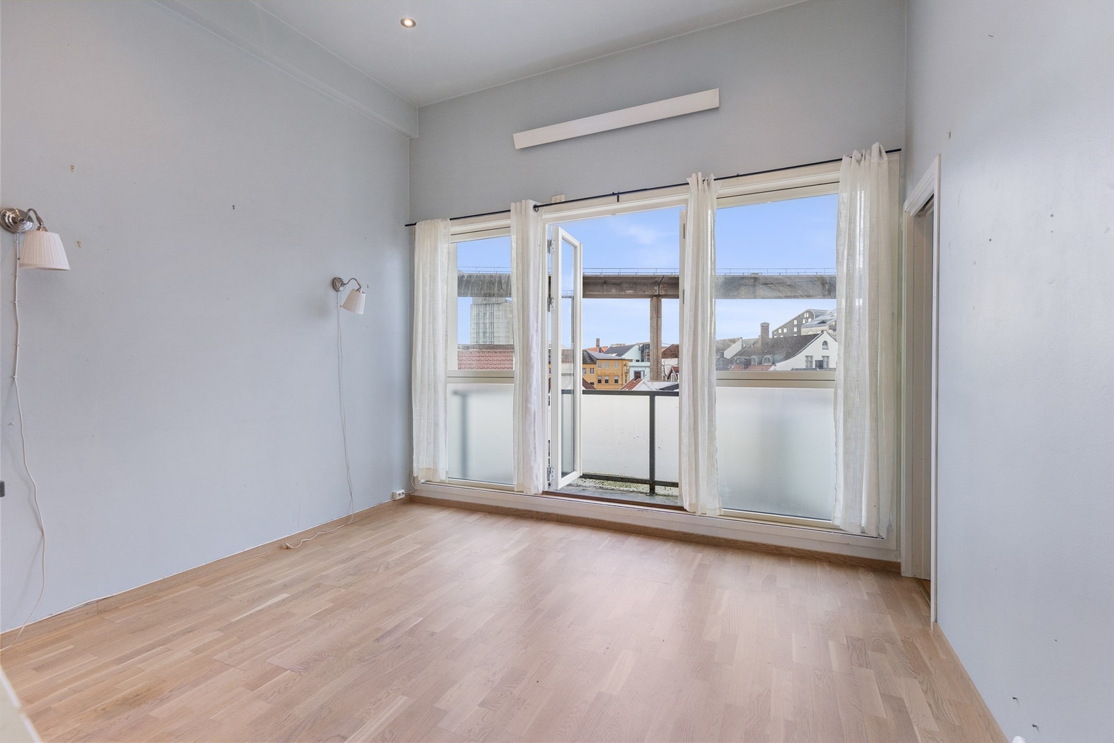 Store vinduer og utgang til balkong sørger for en lys og trivelig bolig. Galleribilde