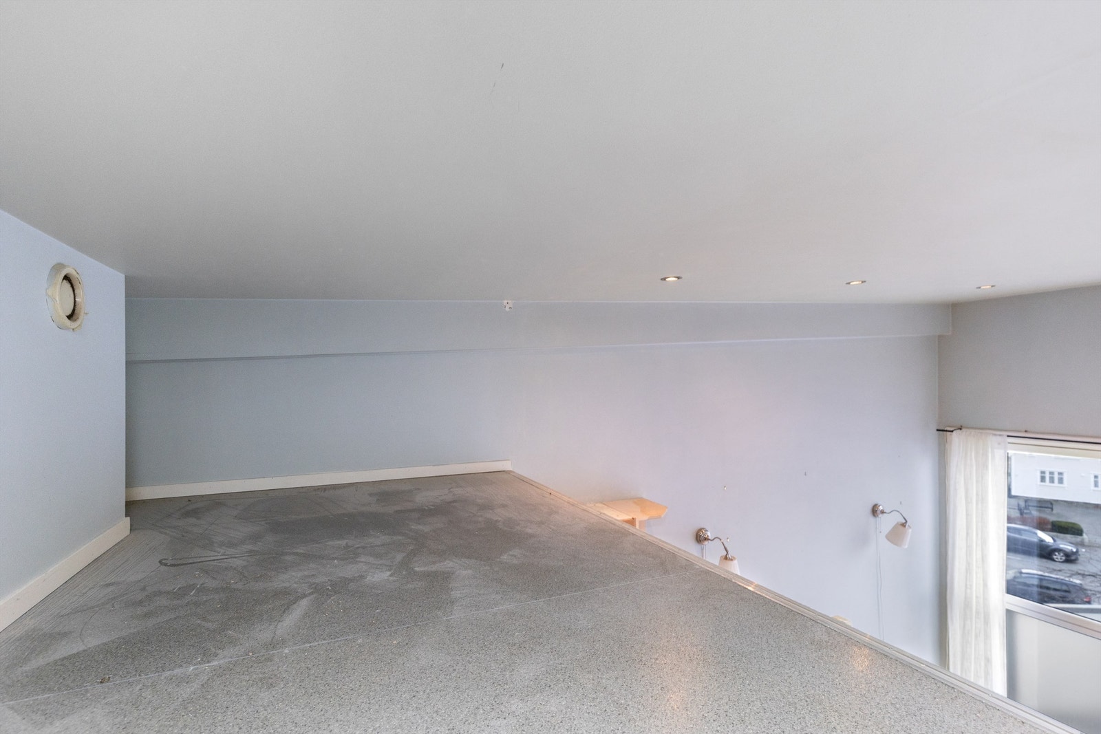 En smart hemsløsning utnytter takhøyden og gir ekstra areal for oppbevaring. Galleribilde