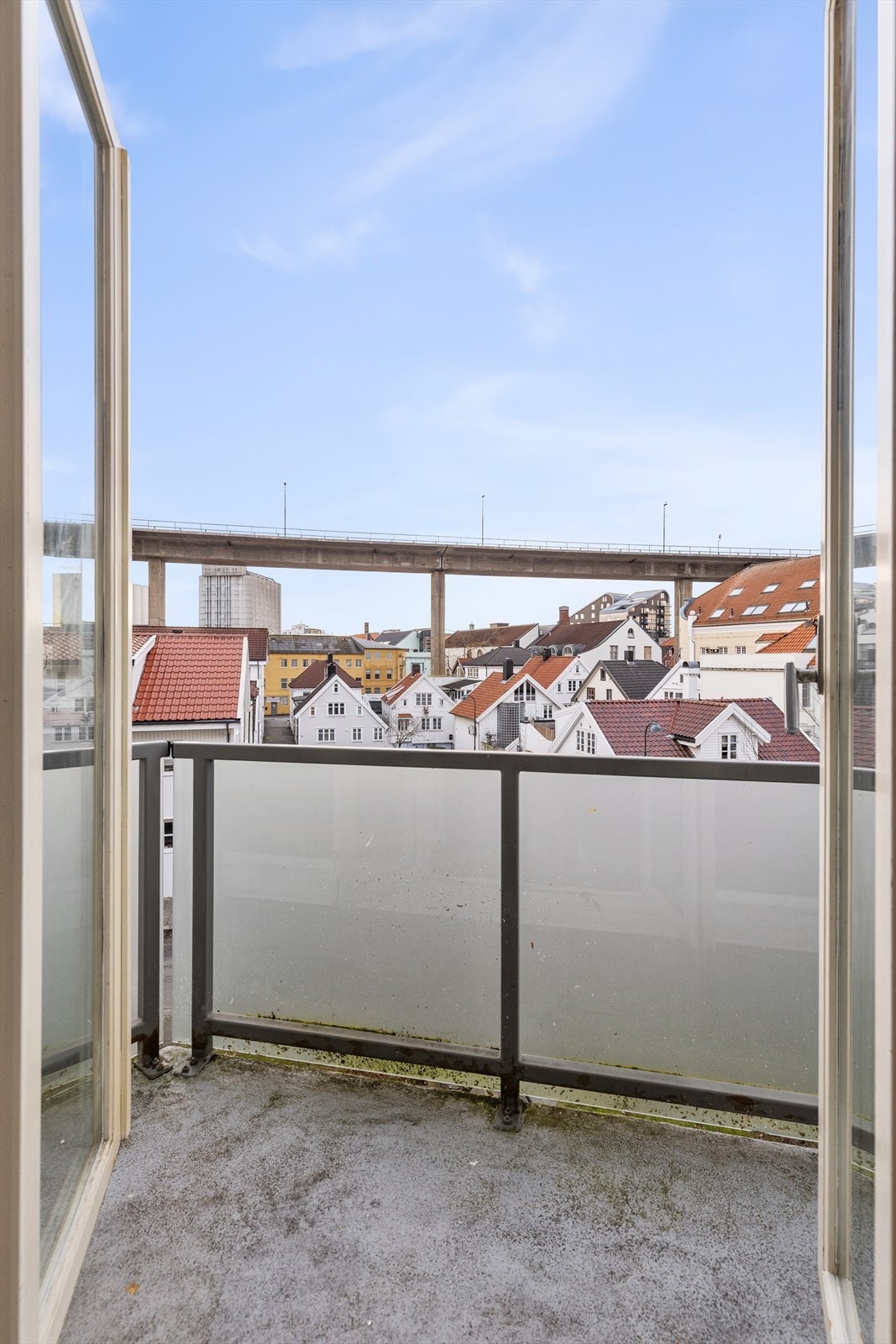 Fra stuen er det direkte utgang til en privat balkong. Galleribilde