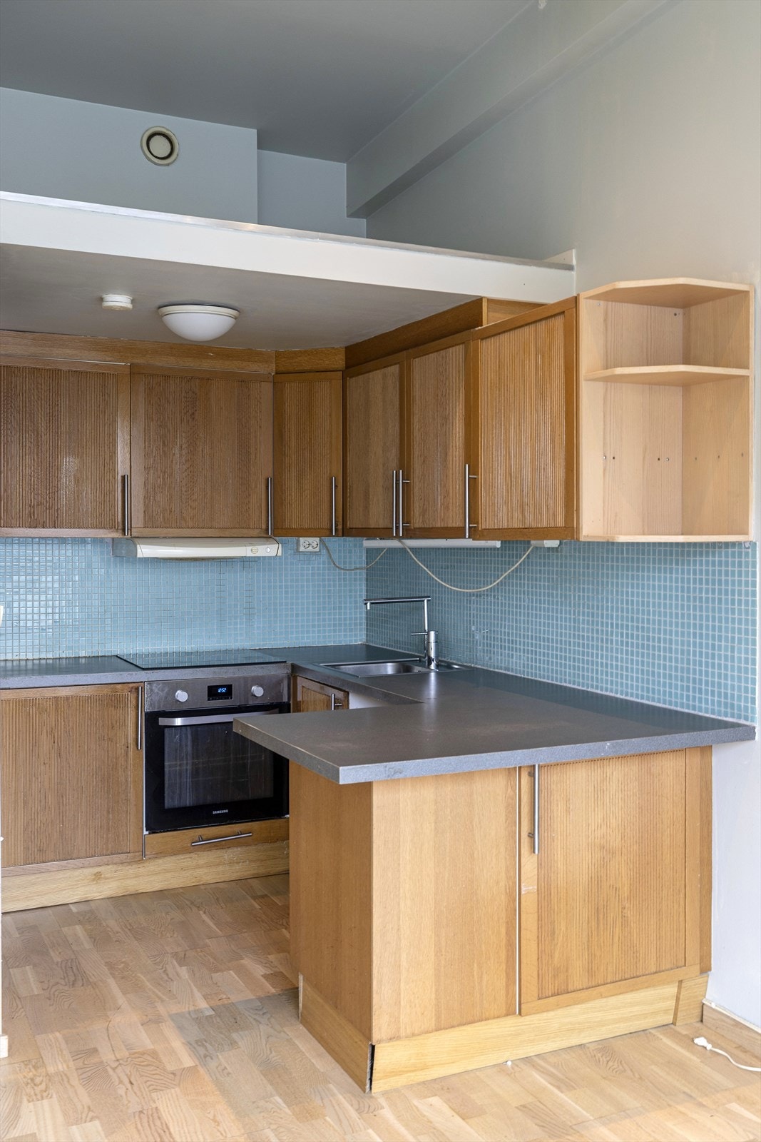 Kjøkkeninnredning med god skap- og benkeplass. Galleribilde