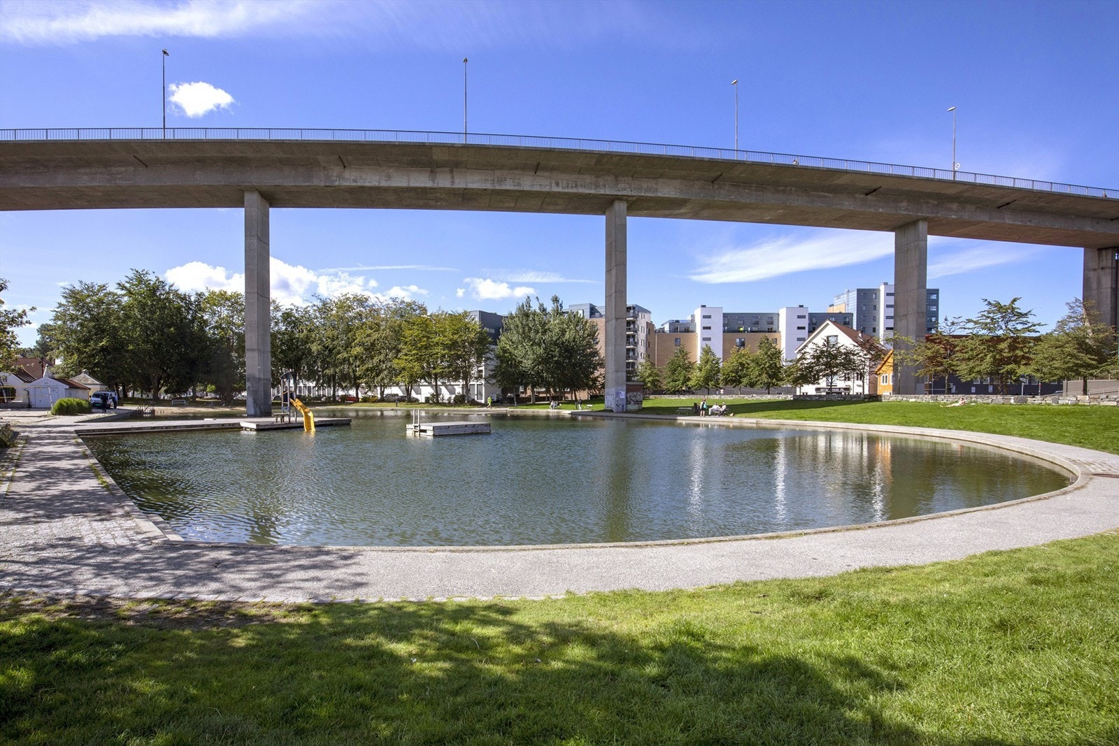 Badedammen byr på unike rekreasjonsmuligheter rett utenfor døren. Galleribilde