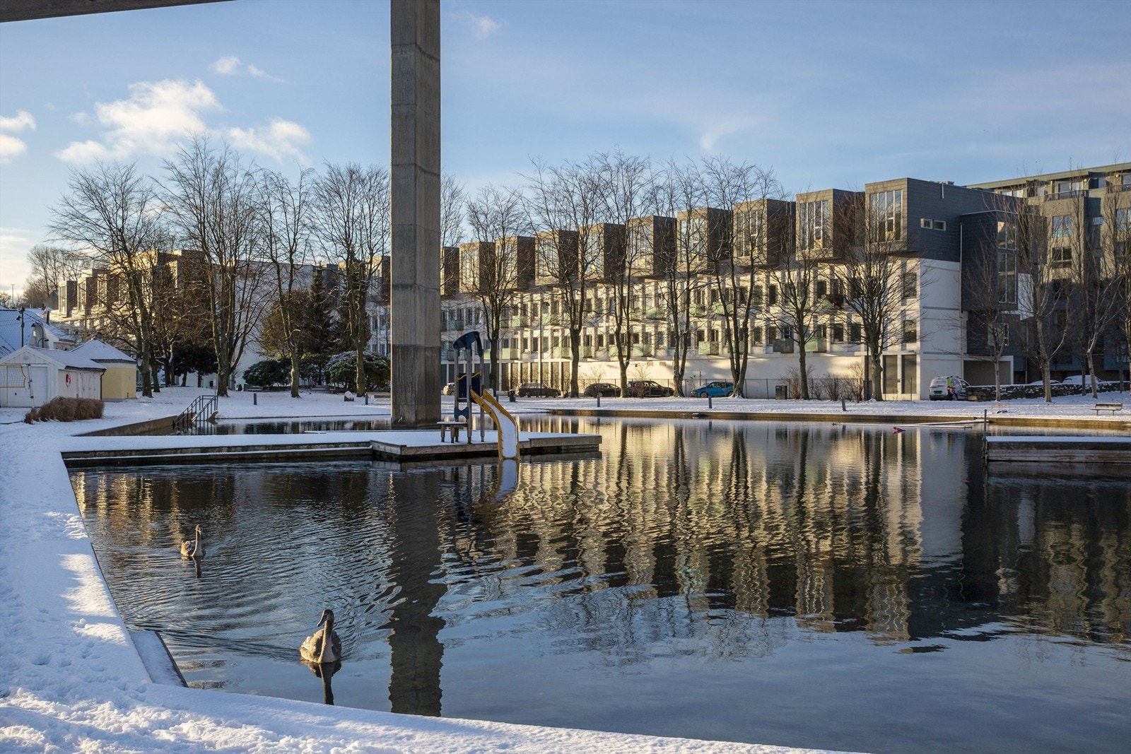 Bygget ligger like ved Badedammen. Galleribilde