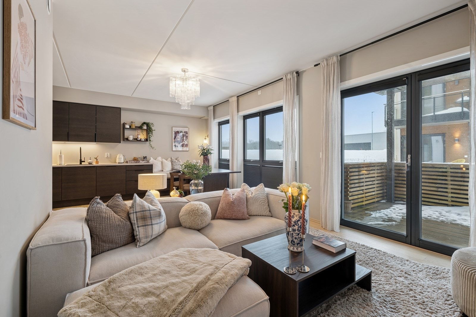 Kjøkken og stue befinner seg i en moderne åpen løsning. Galleribilde