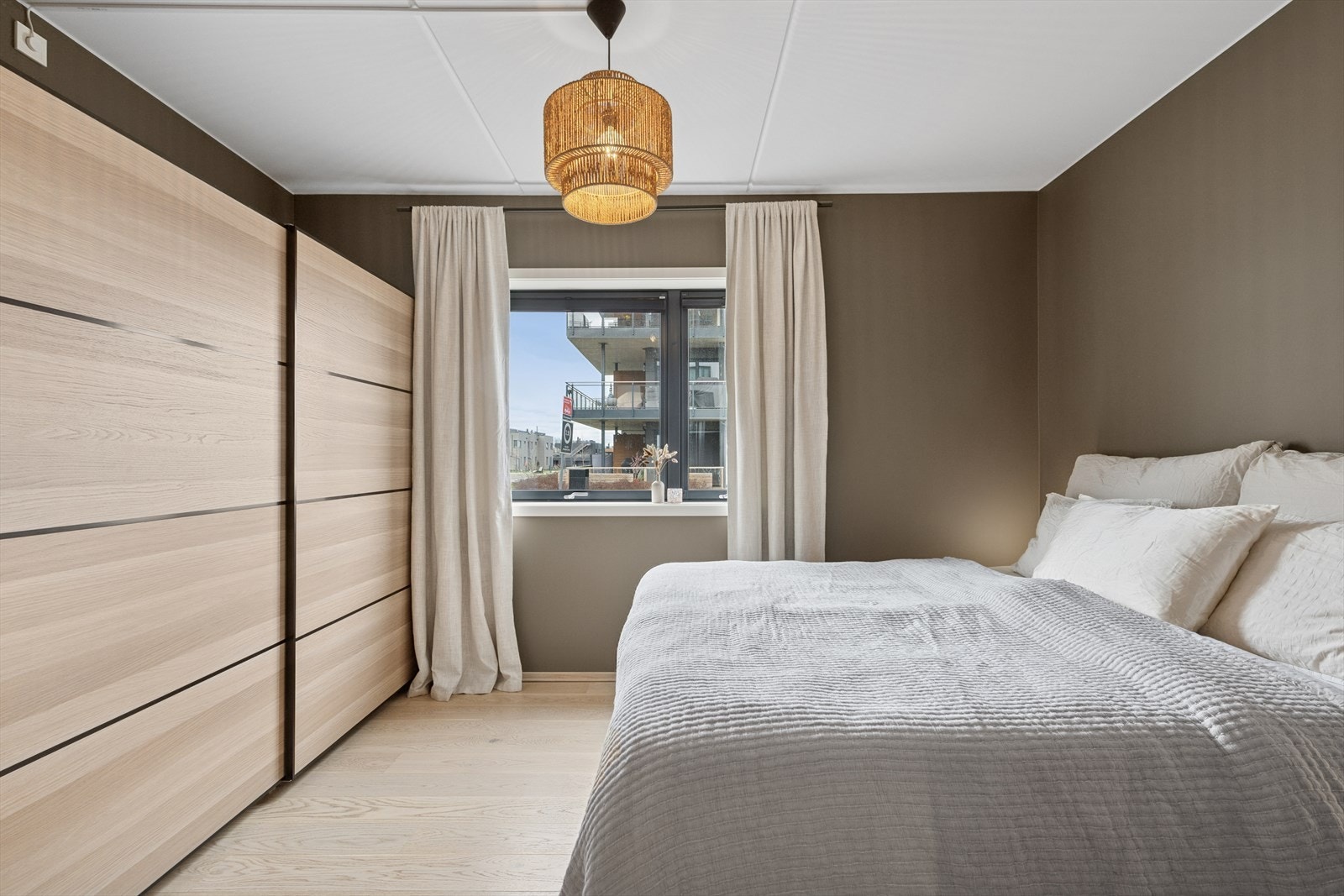 Leiligheten byr på 2 romslige soverom med god plass til dobbeltseng med tilhørende nattbord. Her ser vi hovedsoverommet avbildet. Galleribilde