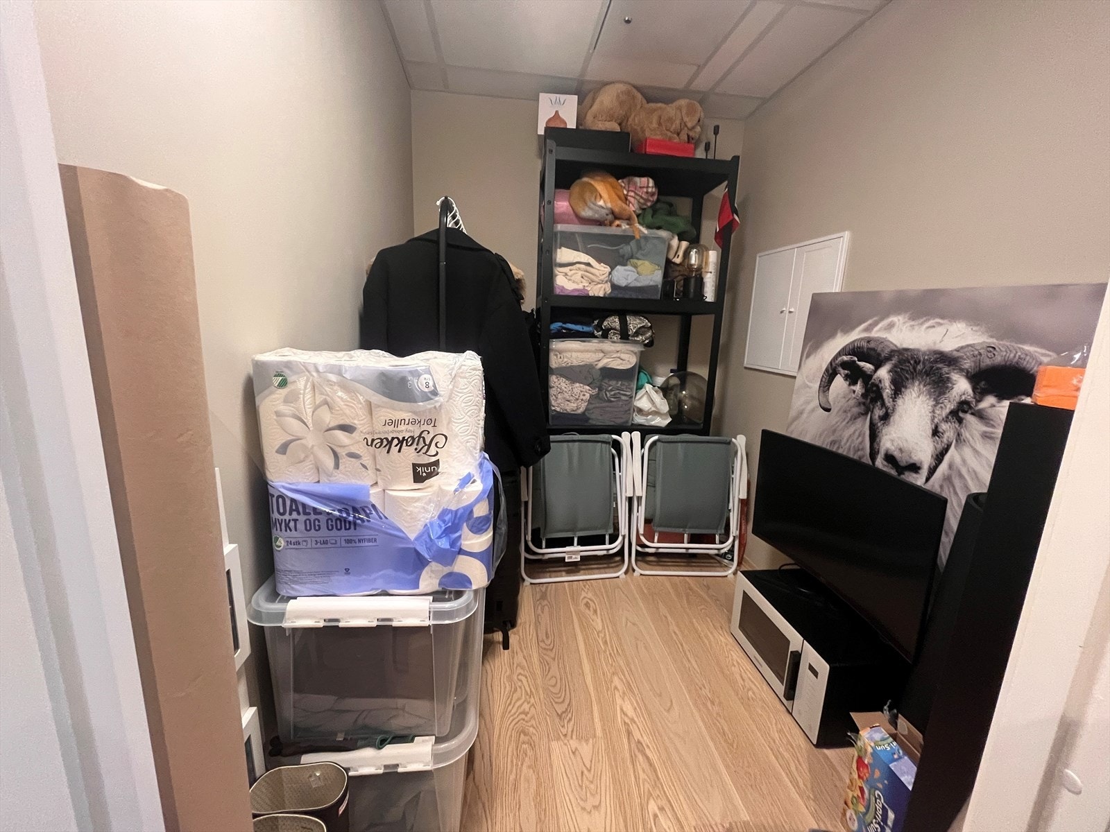 Det er en romslig innvendig bod i leiligheten for praktisk oppbevaring av ekstra fryseskap og øvrige gjenstander. Galleribilde