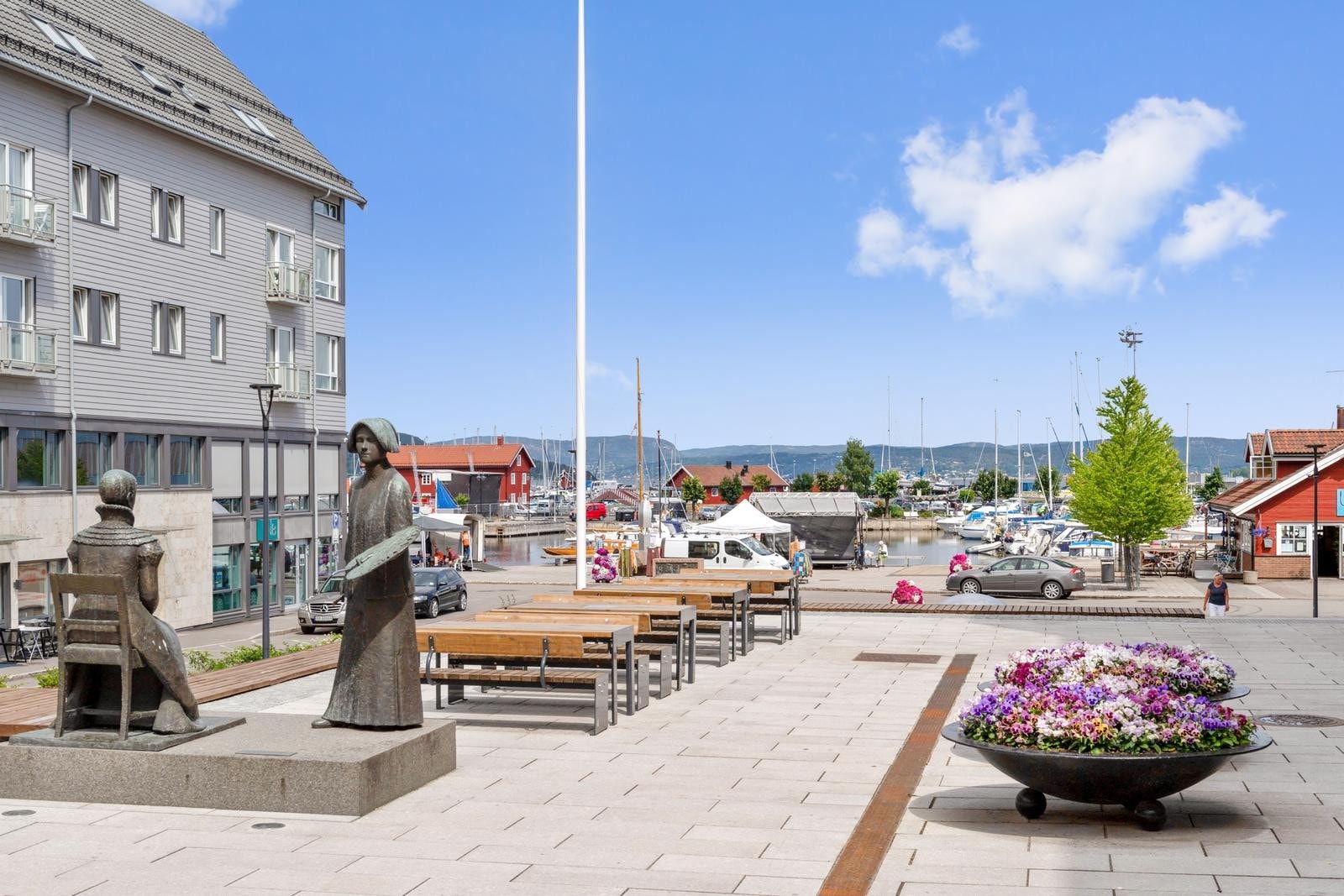Torget i Holmestrand, her det yrende liv på sommeren. Galleribilde