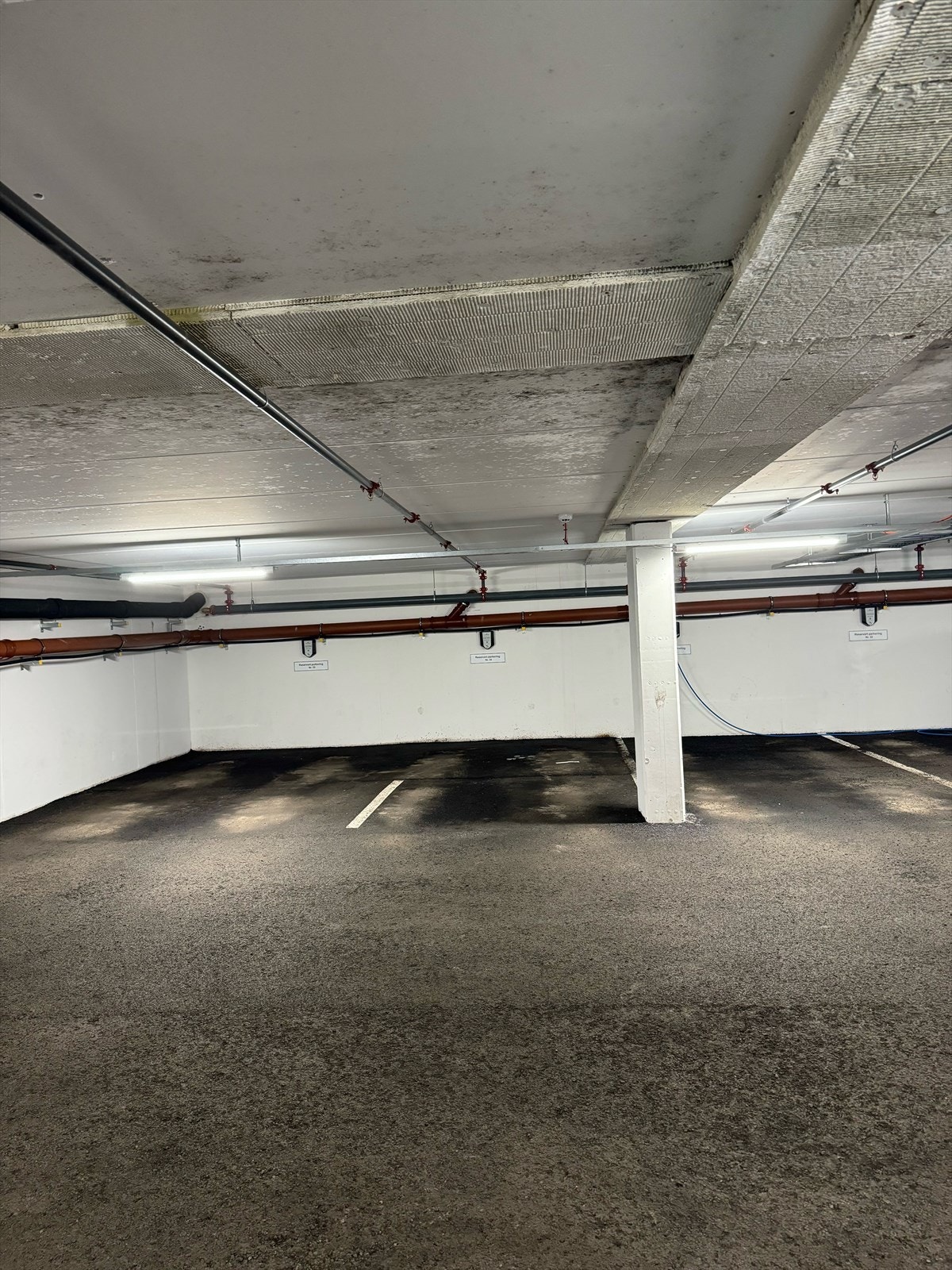 Leiligheten disponerer en parkeringsplass i felles garasjekjeller. Det er mulighet for å bestille elbil-lader, som eventuelt bekostes i sin helhet av kjøper. Galleribilde