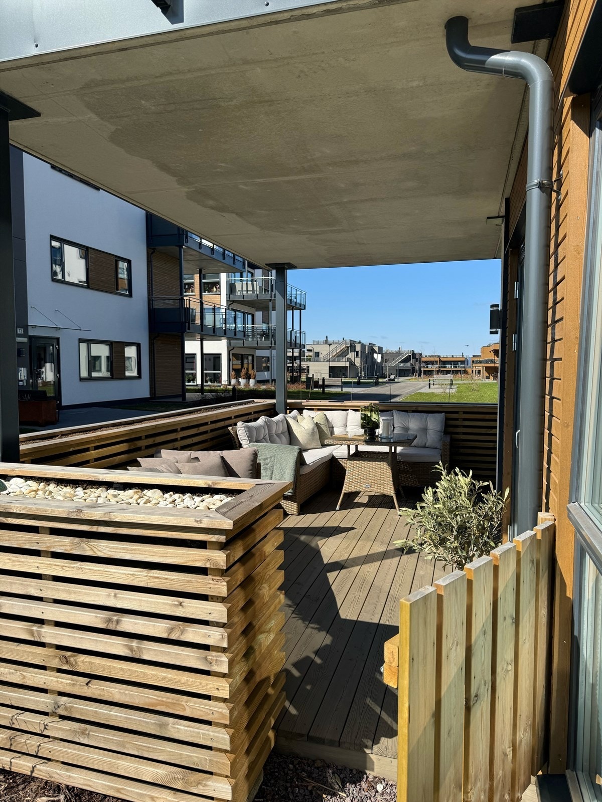 Terrassen er for øvrig overbygget, inngjerdet og avgrenset med blomsterkasser. Galleribilde