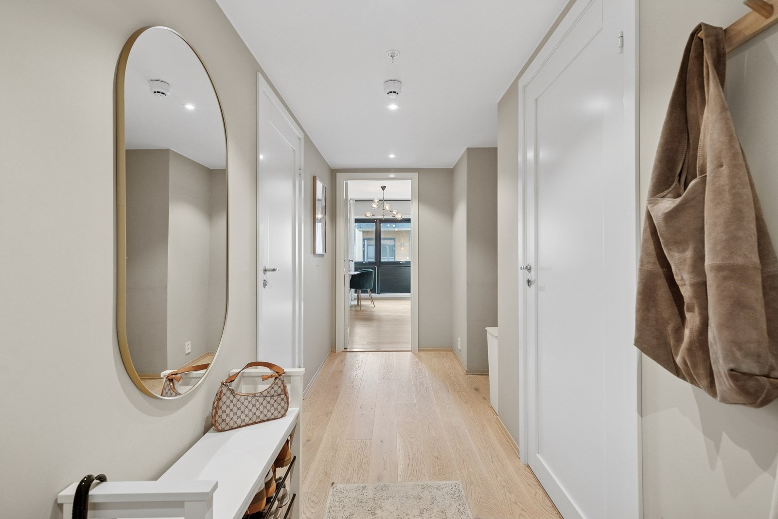 Romslig og hyggelig gang med plass til å henge av seg ytterklær og sette fra seg sko. Galleribilde