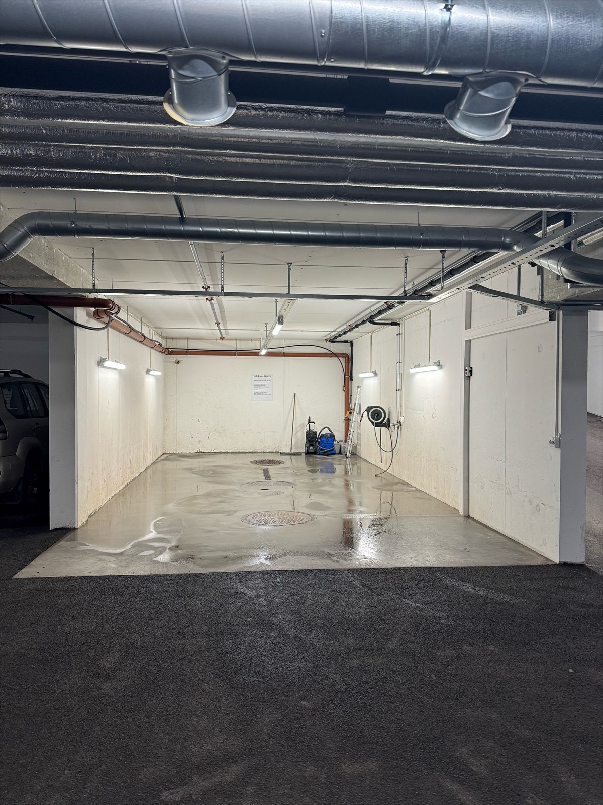 Borettslaget har felles vaskeplass for bil. Det er felles høytrykkspyler og støvsuger for disponering. Galleribilde