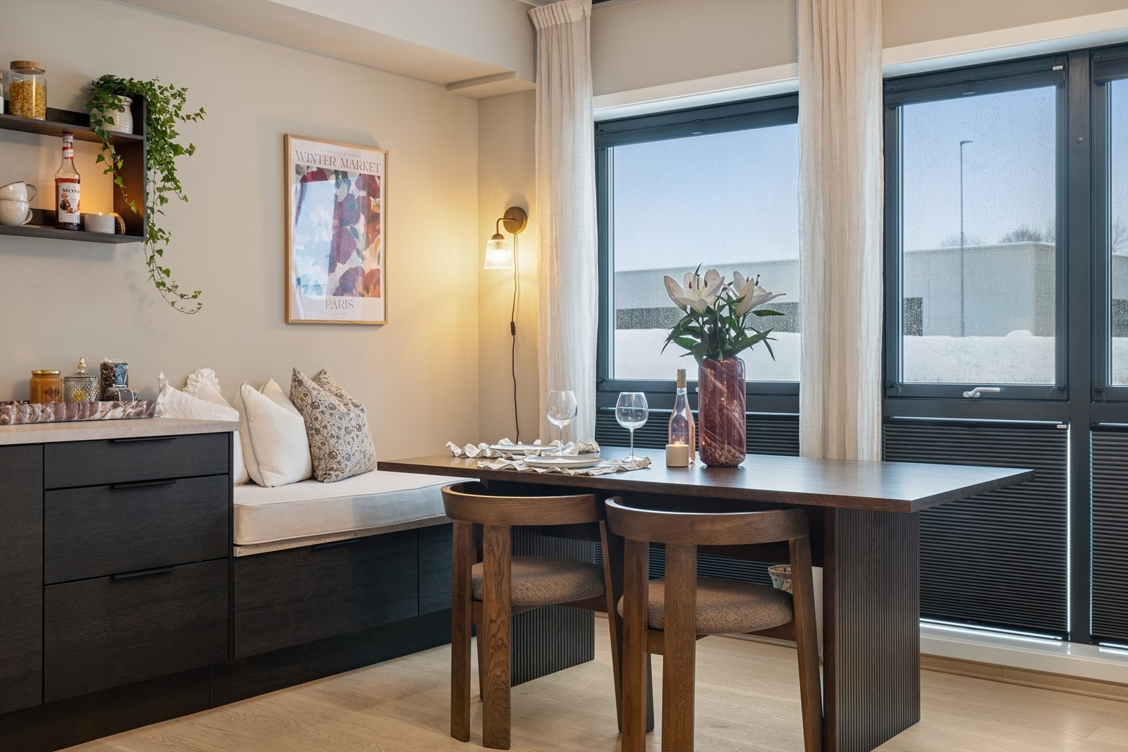 God plass til spisebord. Store vinduer sikrer godt med dagslys i rommet. Galleribilde