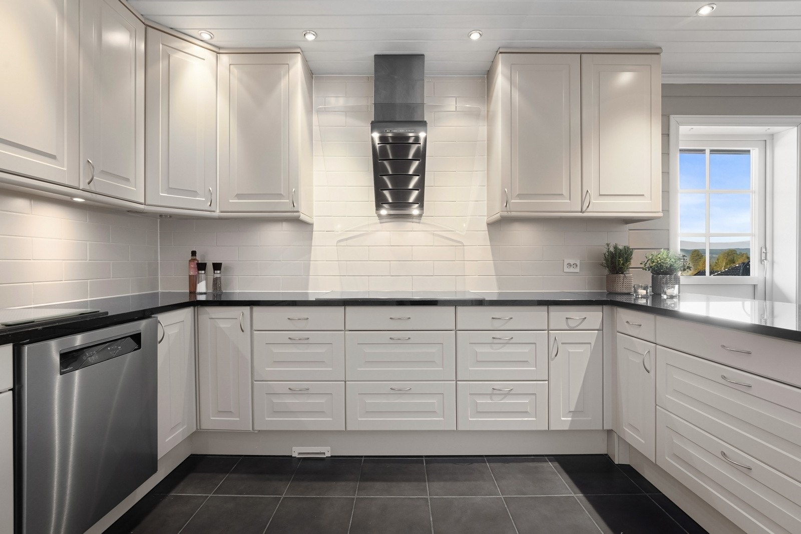 Stort og velholdt kjøkken fra Mobalpa i klasisk stil, installert i 2008 Galleribilde