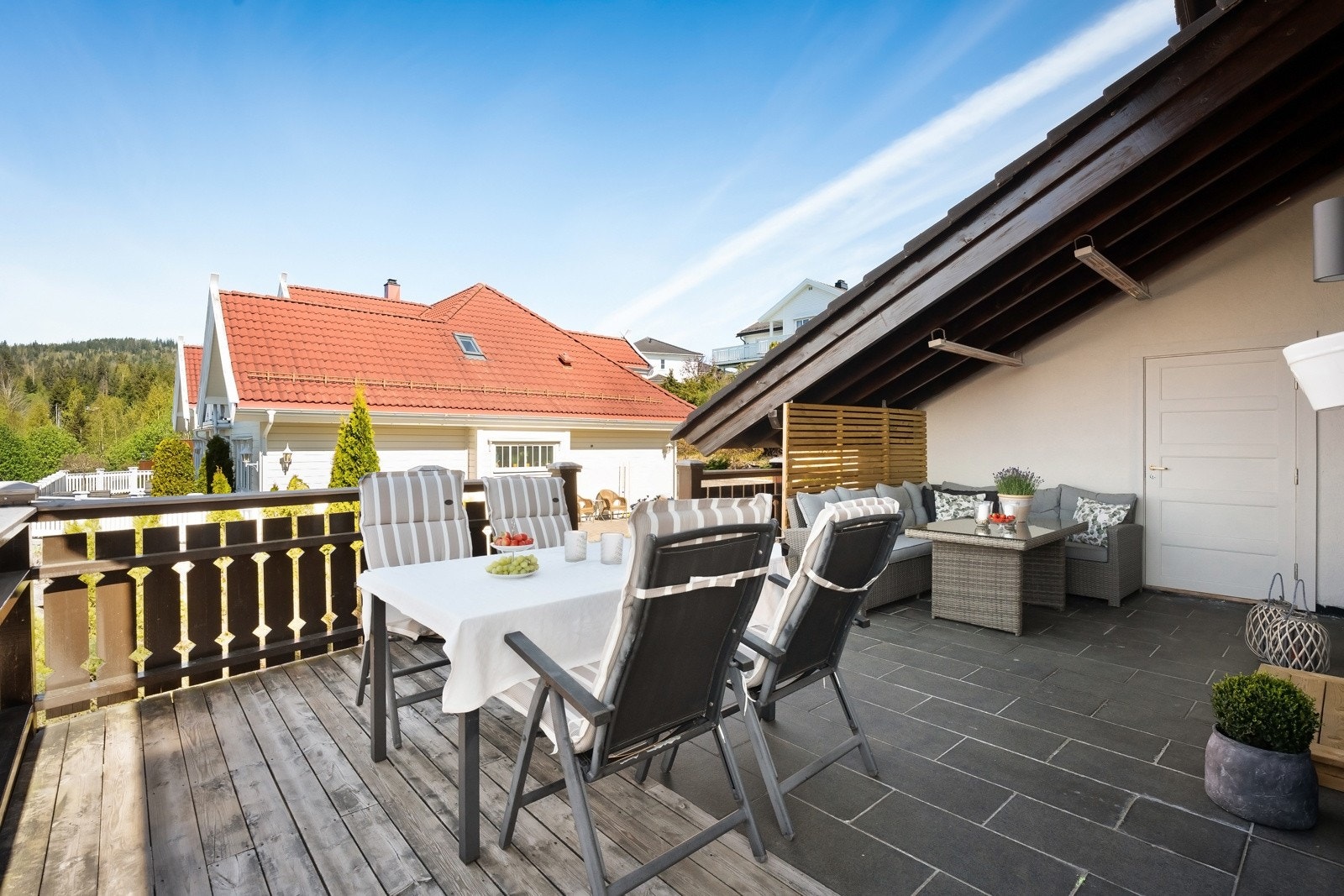 Fra utgang i 1. etasje har man tilgang til en flott sydvestvendt terrasse på hele 52 kvm. Galleribilde