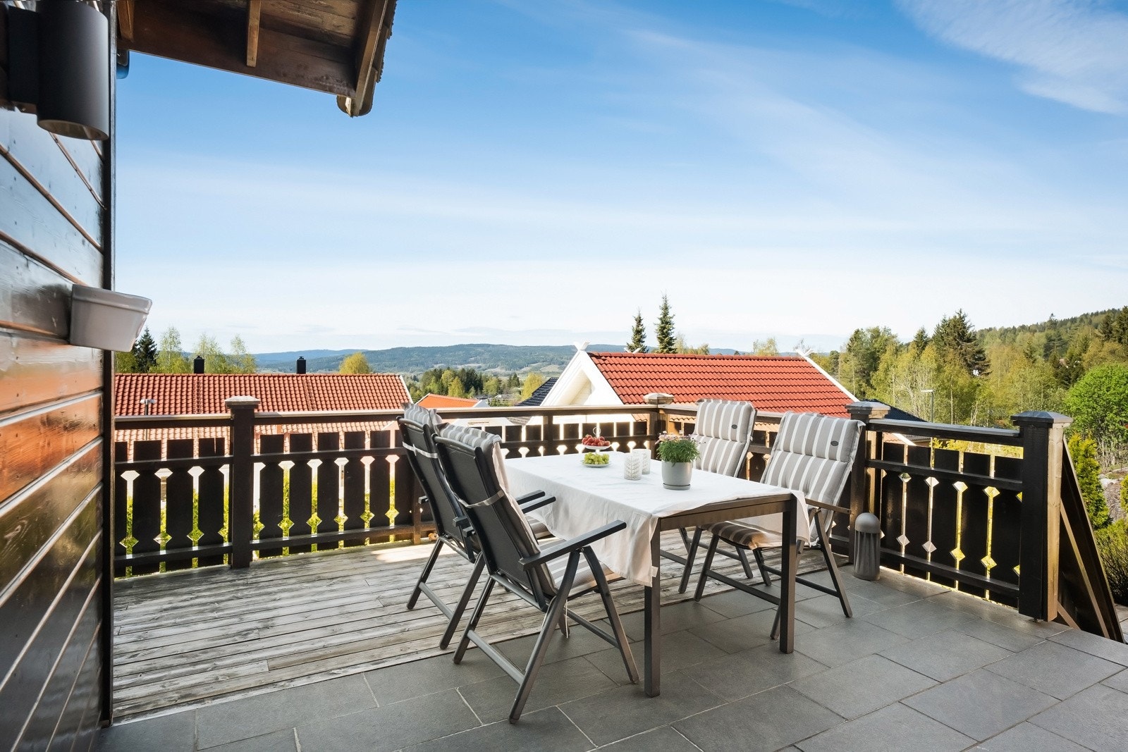 I hagen og på terrassen har man god plass til utemøbler og grill etter ønske og behov. Galleribilde