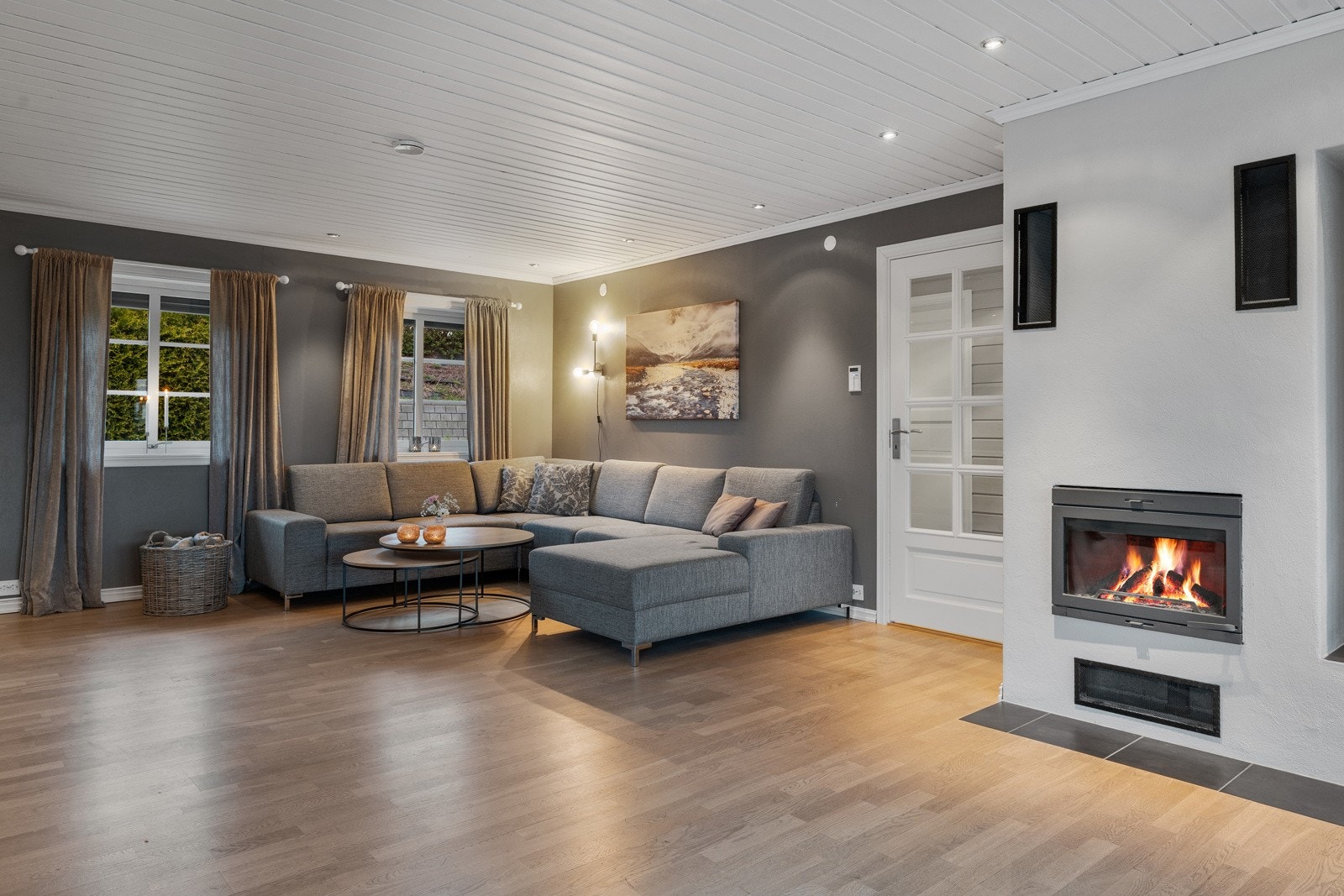 Det er installert en plassbygget elementpeis med glassdør i stuen Galleribilde