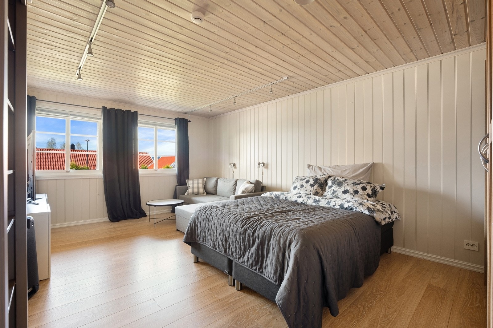 Trivelig soverom i U. etasje. Det gjøres oppmerksom på at rommet opprinnelig var innredet som trimrom, men er omgjort til soverom. Galleribilde