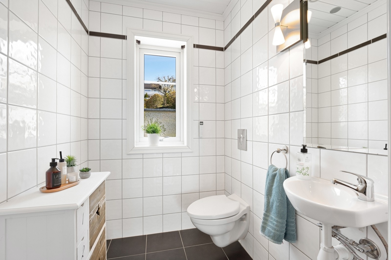 Pent separat toalett i 1. etasje Galleribilde