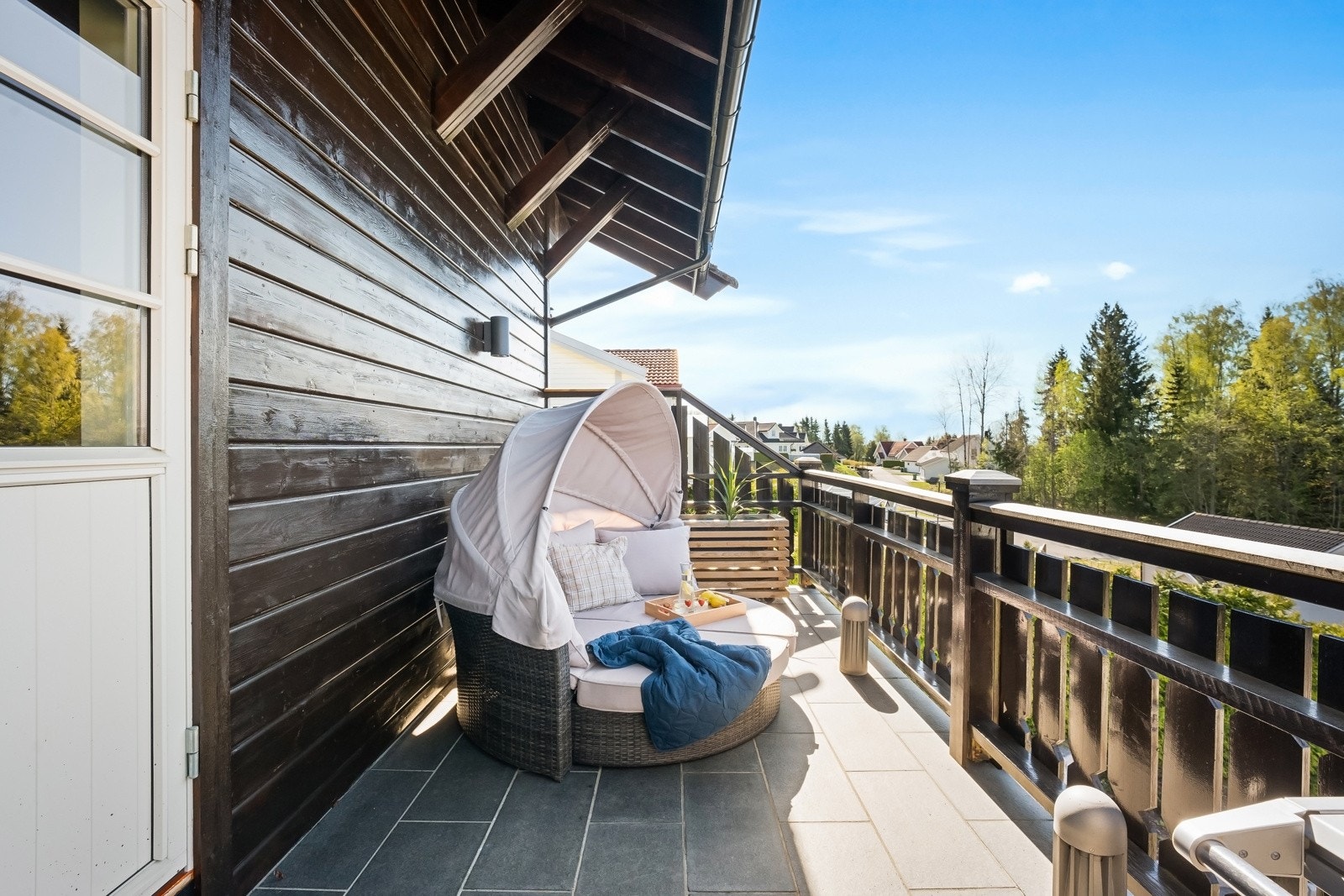 Terrassen har flere soner og sørger for at man kan nyte lange dager utendørs i fine omgivelser Galleribilde
