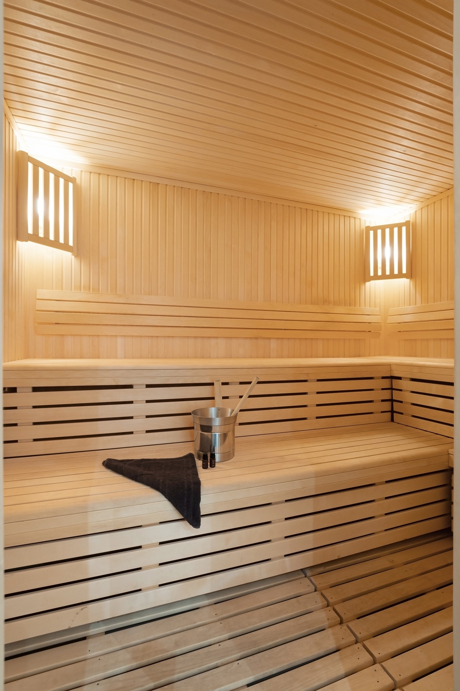 Inngang til flott badstue fra badet Galleribilde