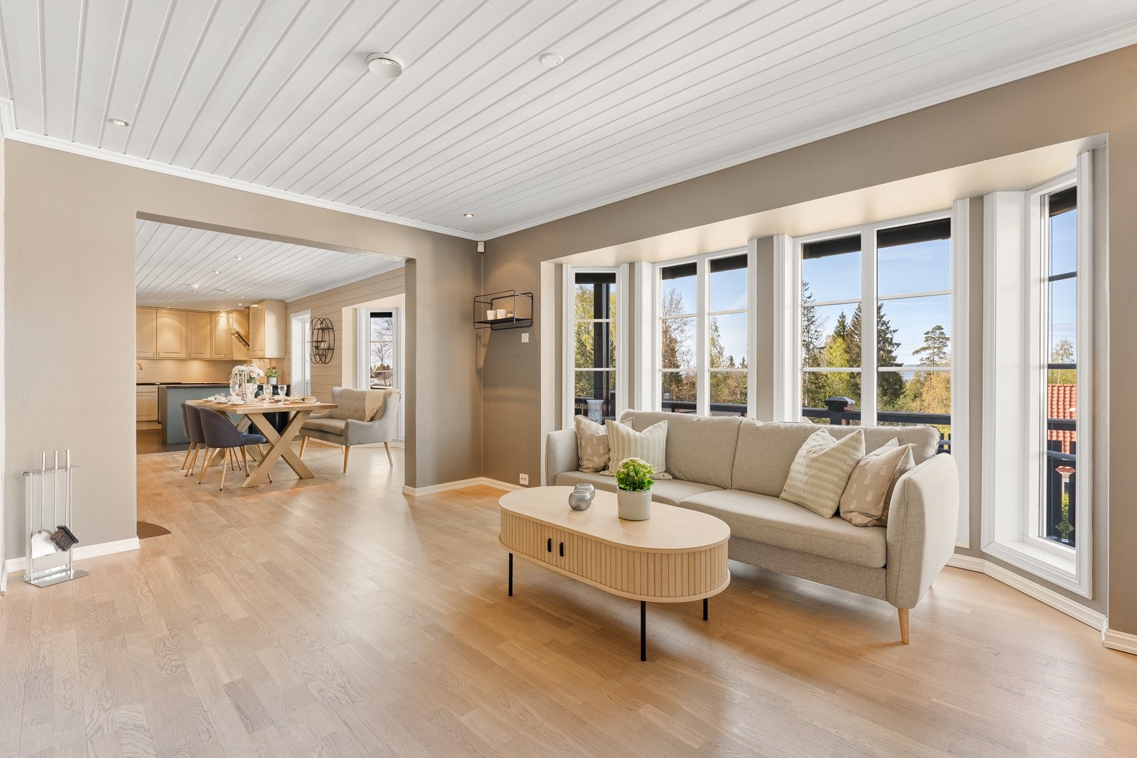 De store vinduene sørger for rikelig med innslipp av naturlig lys i boligen Galleribilde