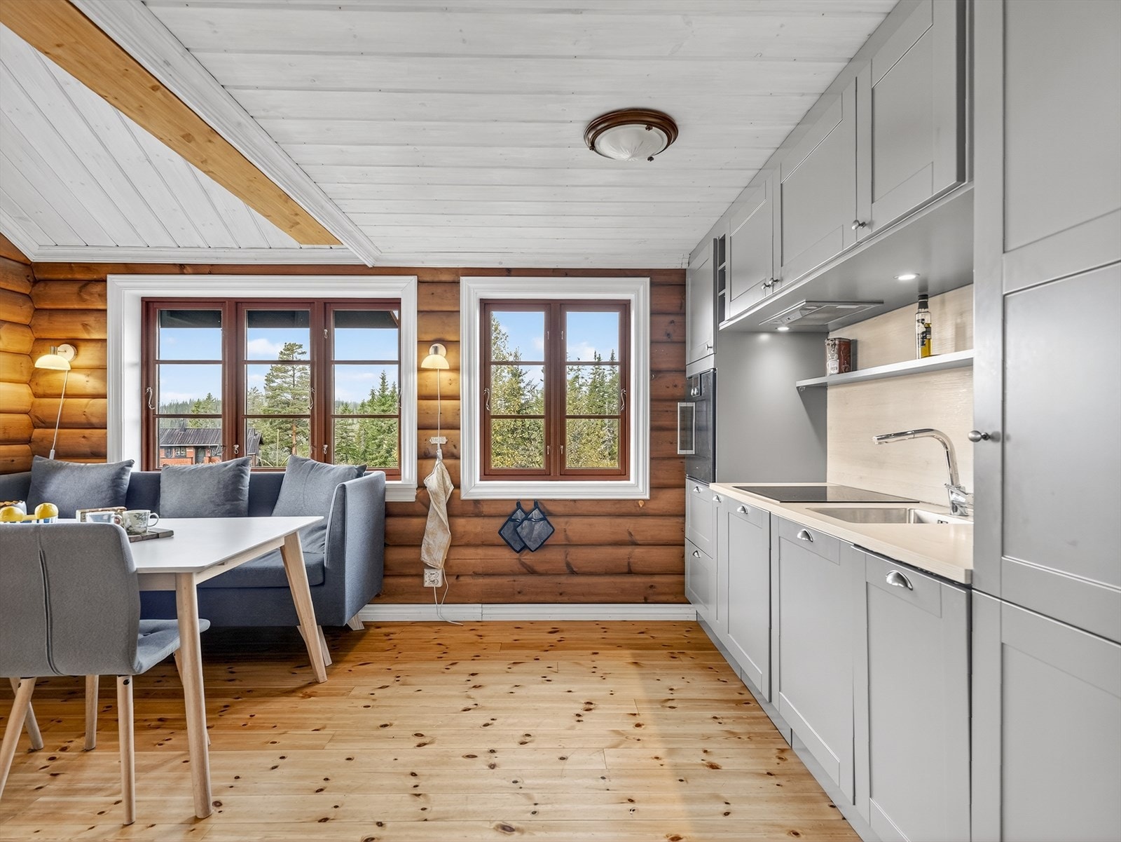 Vinduene slipper inn godt med naturlig lys til spiseplassen. Galleribilde