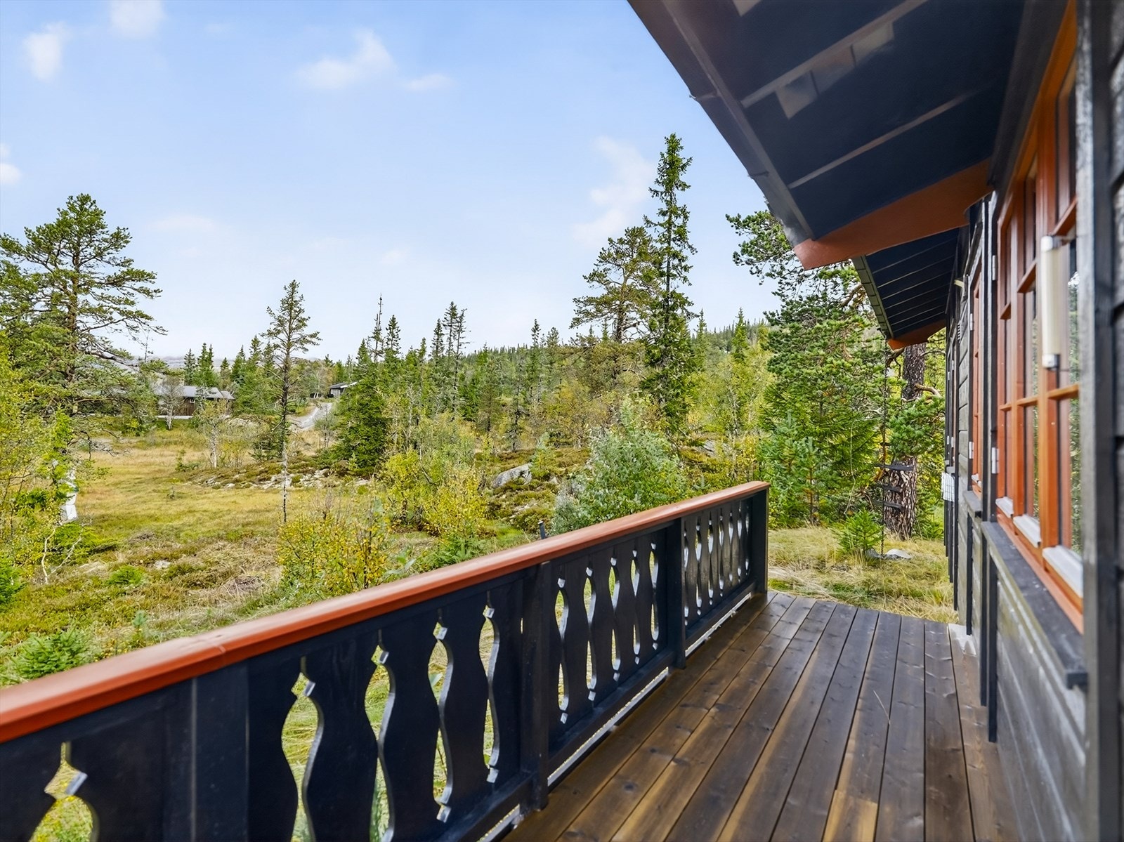 Verandaen har god plass til utemøblement og grill, og det er nedgang til terrenget. Galleribilde