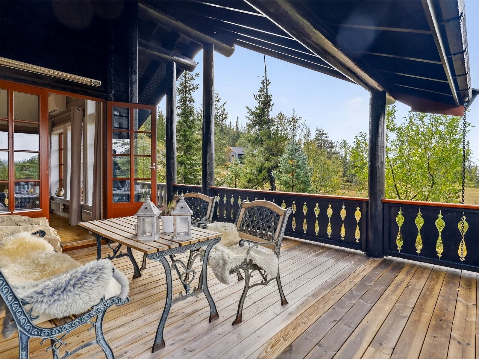 Hytta har gode uteområder. Galleribilde