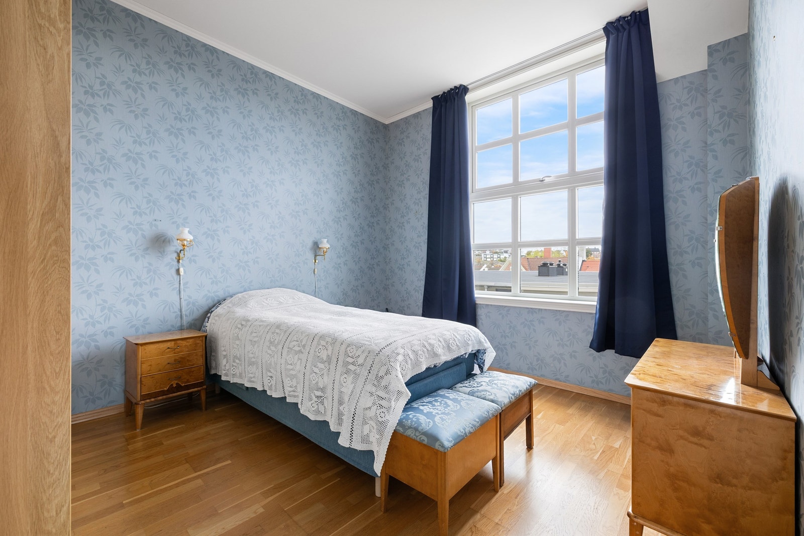 I soverommet våkner du til morgensol og et fint utsyn over hustakene omkring. Galleribilde