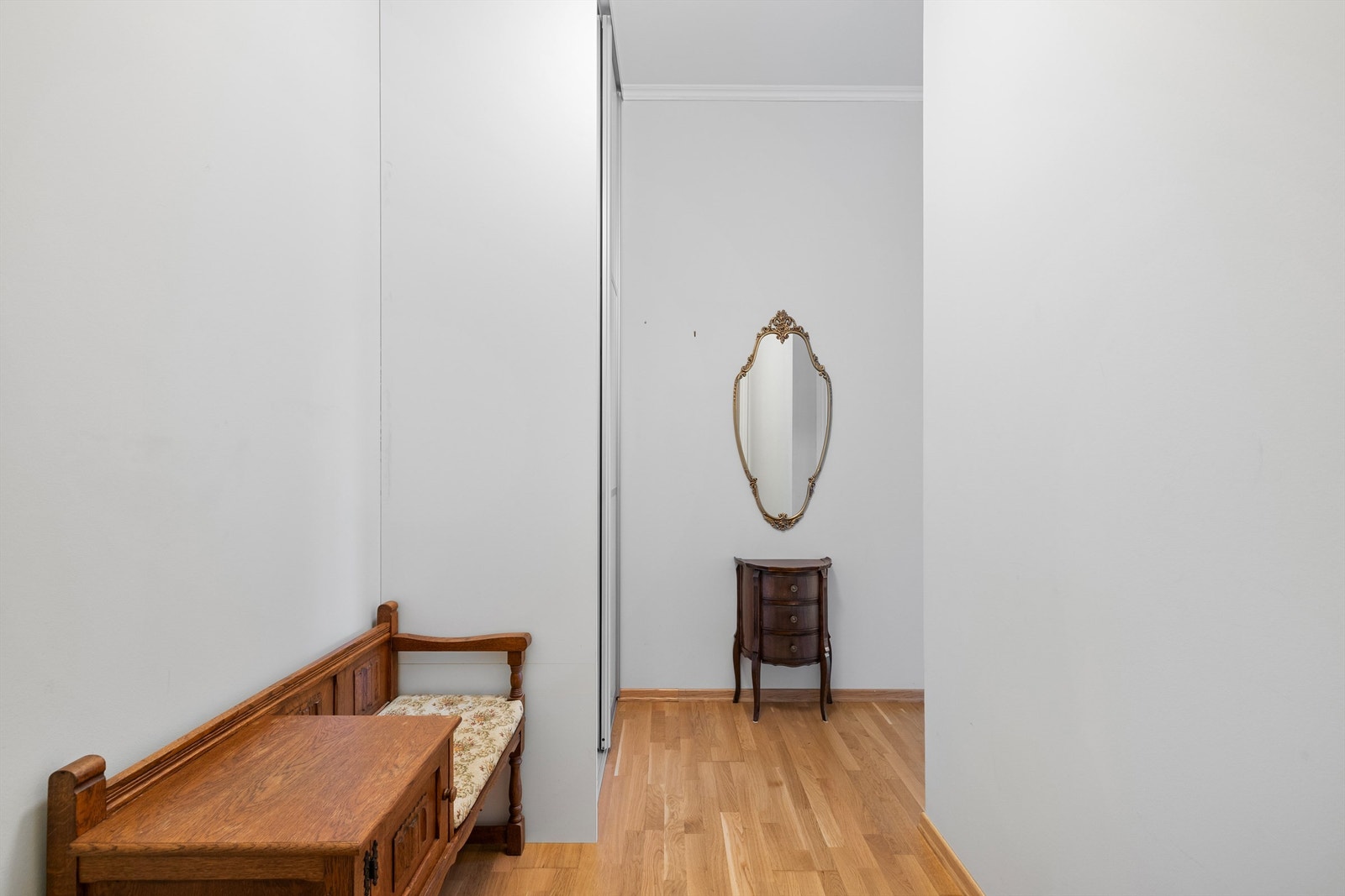 I entreens høyreiste skyvedørsgarderobe kan yttertøyet enkelt henges av. Her er det rom også for ytterligere oppbevaringsmøbler. Galleribilde