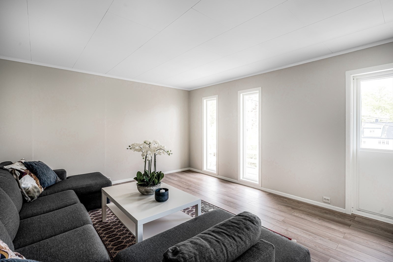 Stue i 2 etasje med utgang til terrasse og utsikt mot hagen. Galleribilde