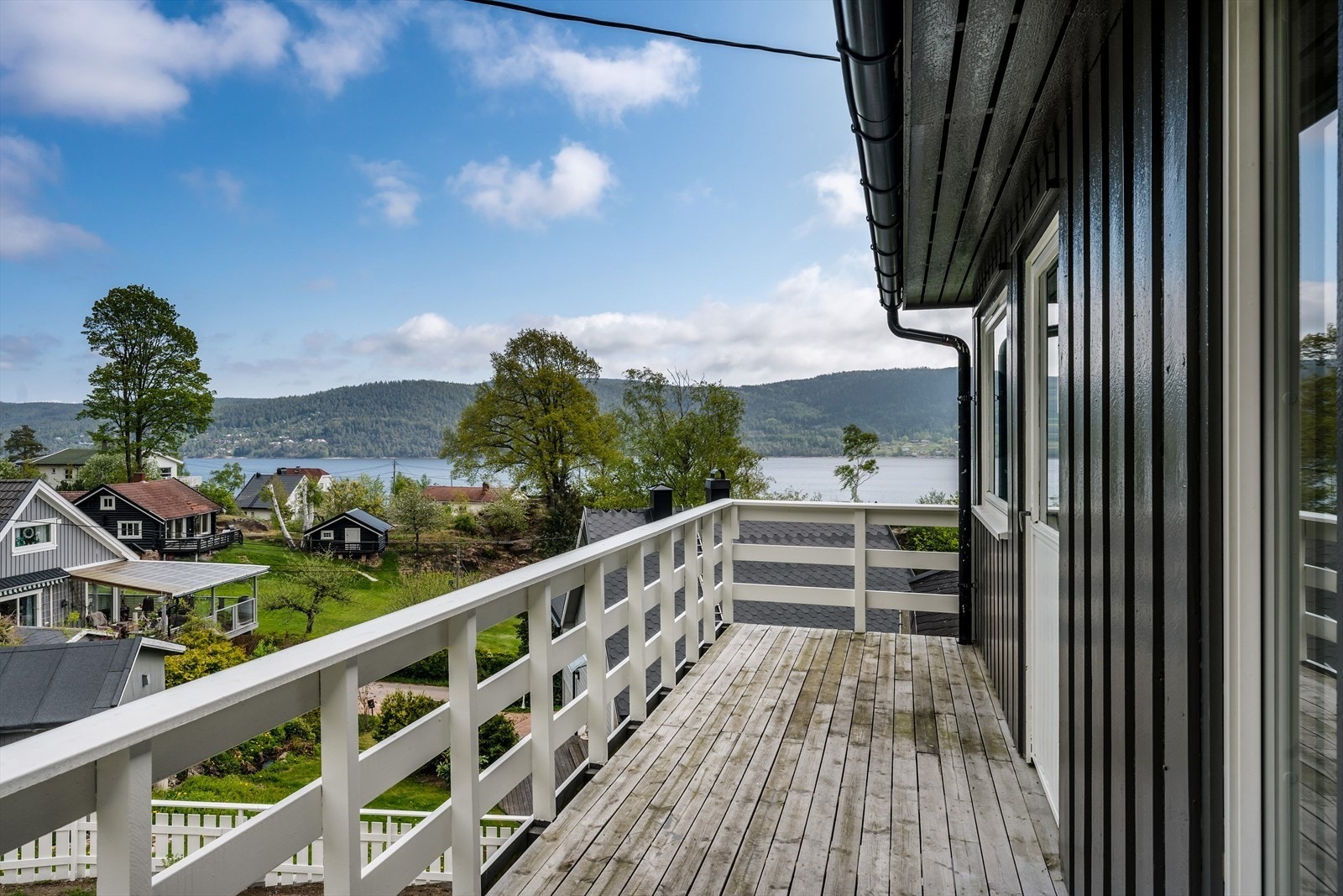 Egen terrasse med adkomst fra stue og utsikt mot hagen Galleribilde
