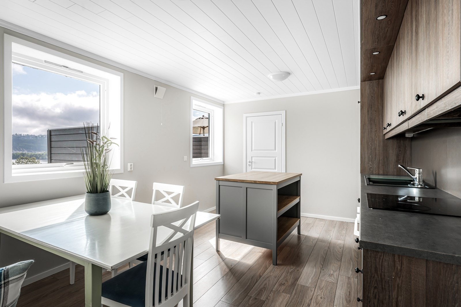 Kjøkkenet med utsikt mot fjorden. Galleribilde