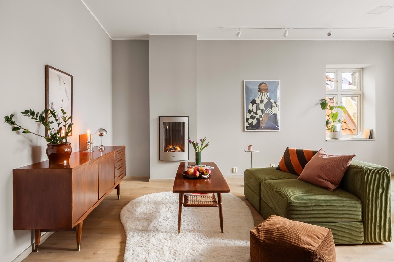 Pene, lyse gulv fra 2024 med slitesterk klikkvinyl og slette overflater malt i duse farger. Galleribilde