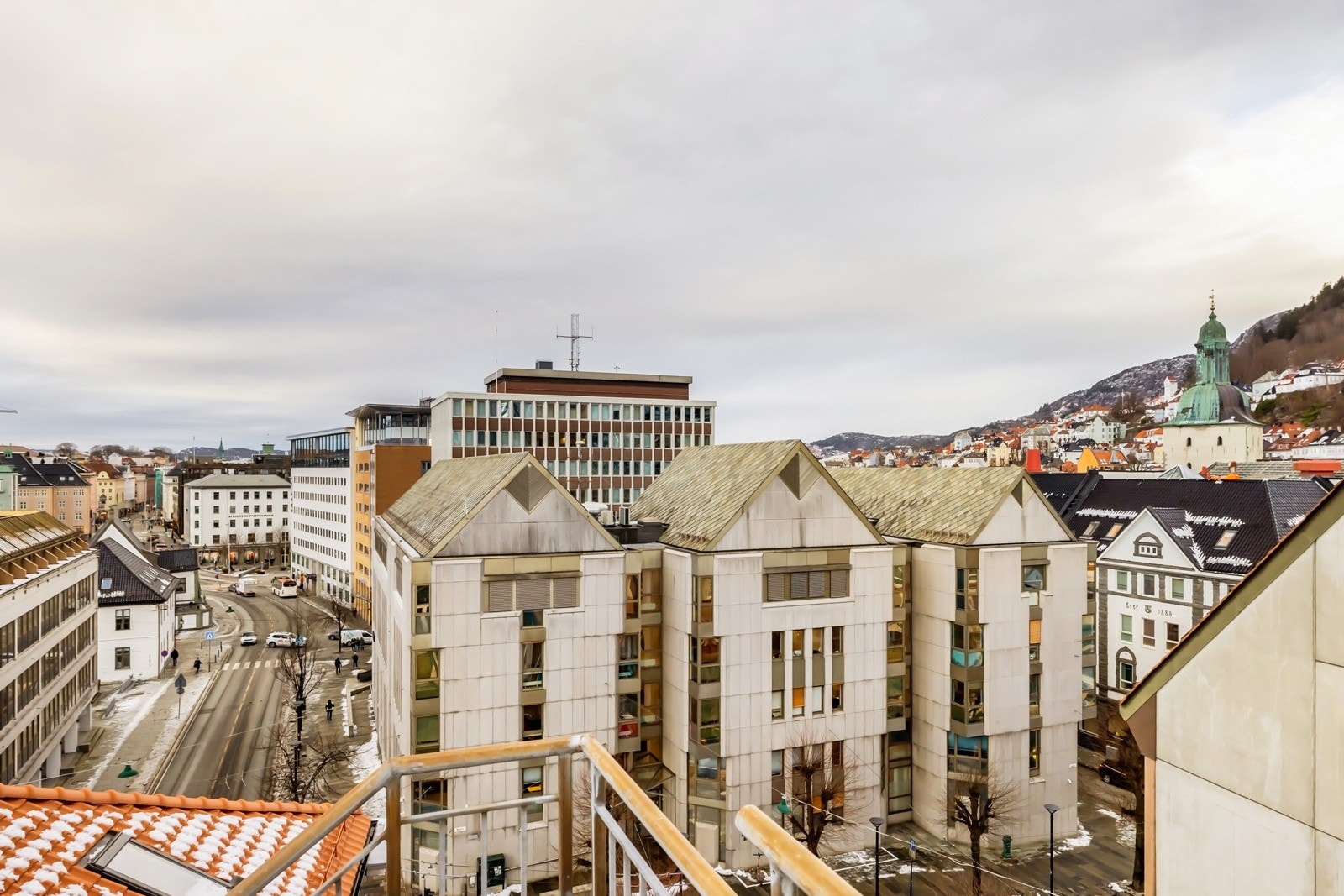 Flott utsikt over byens tak og gode solforhold gjør takterrassen til et kjekt sted å oppholde seg på fine dager. Galleribilde