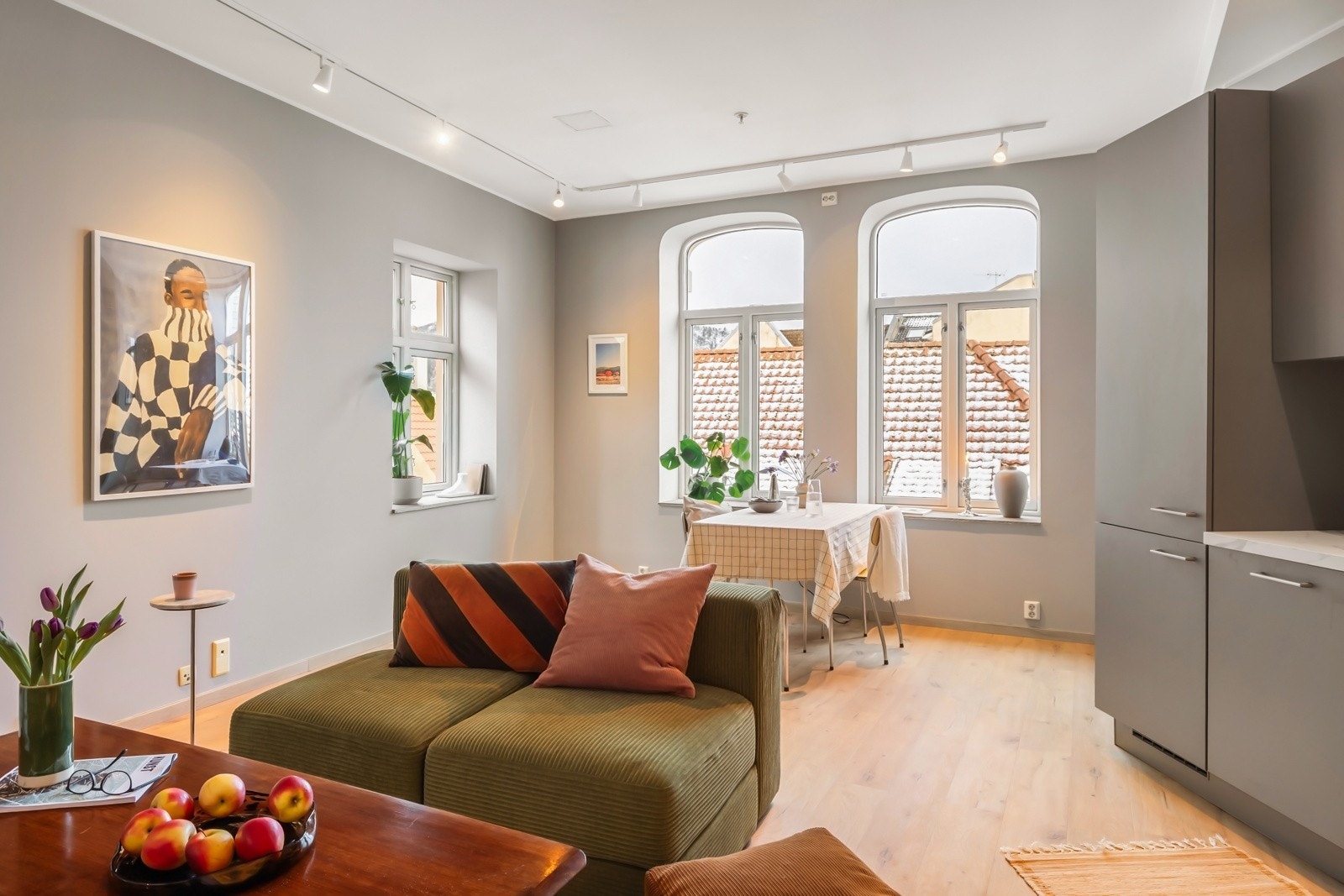 Kjøkken i åpen løsning til stuen gjør matlagingen mye mer sosial og inkluderende. Galleribilde